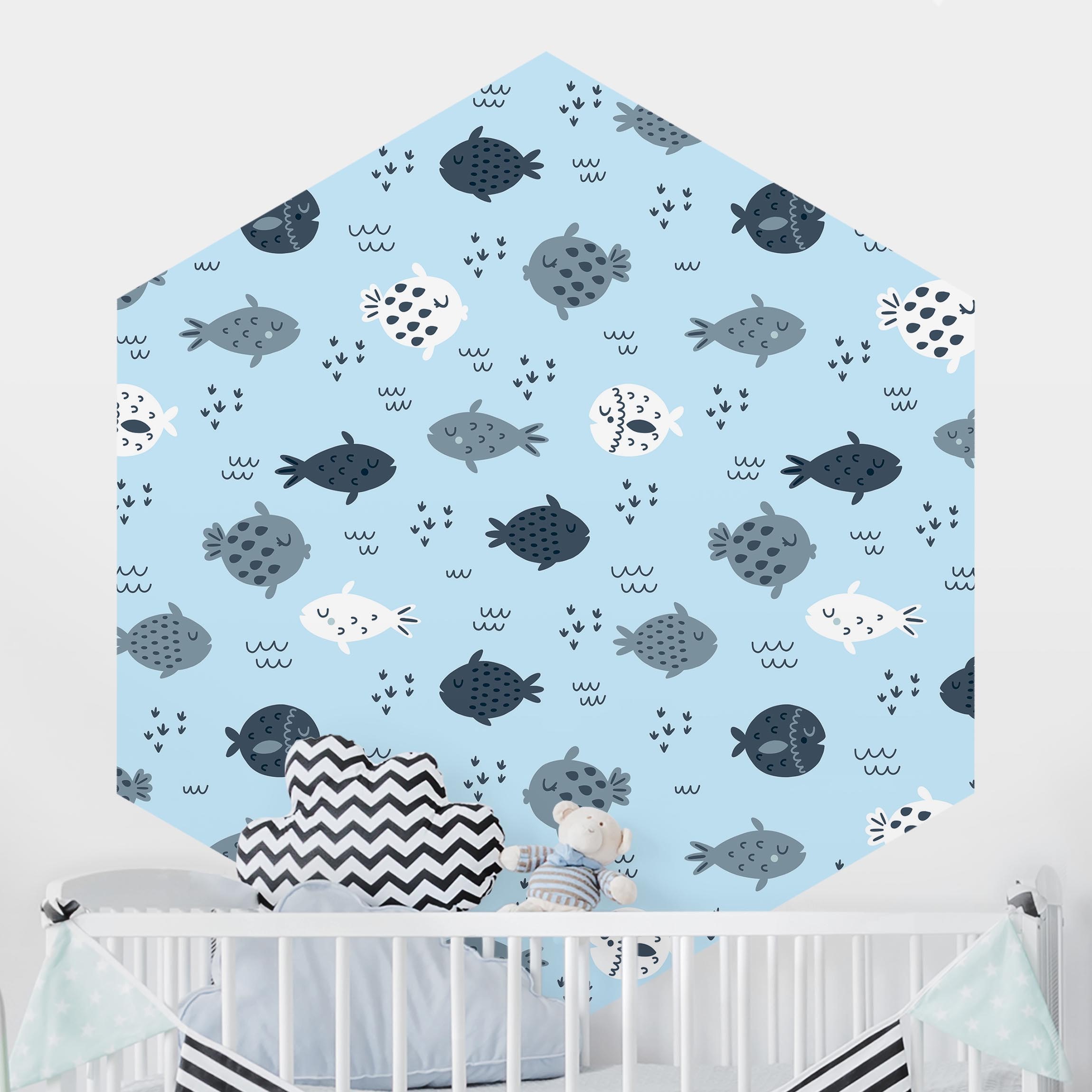 Hexagon Mustertapete Skandinavische Fische in Pastellblau