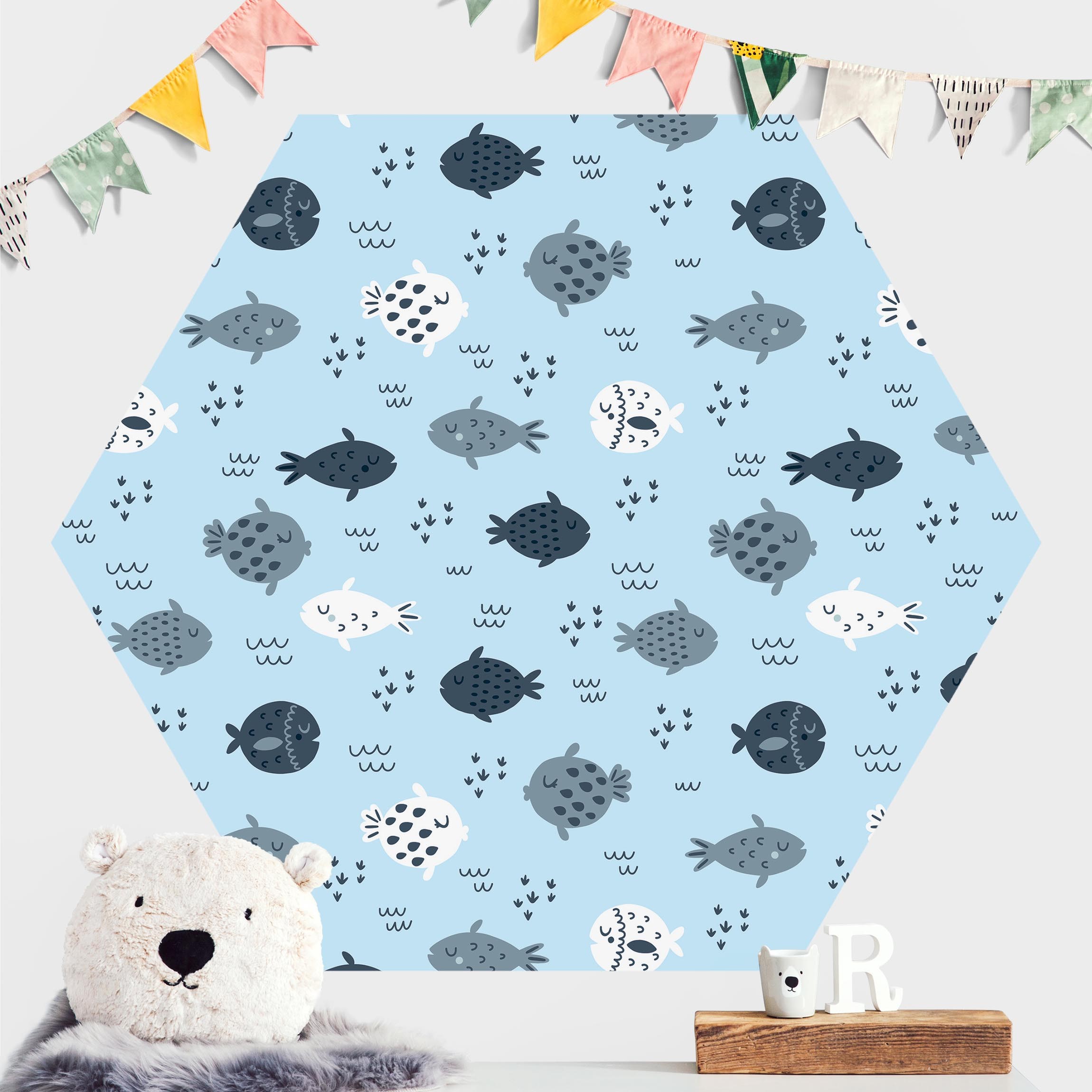 Hexagon Mustertapete Skandinavische Fische in Pastellblau
