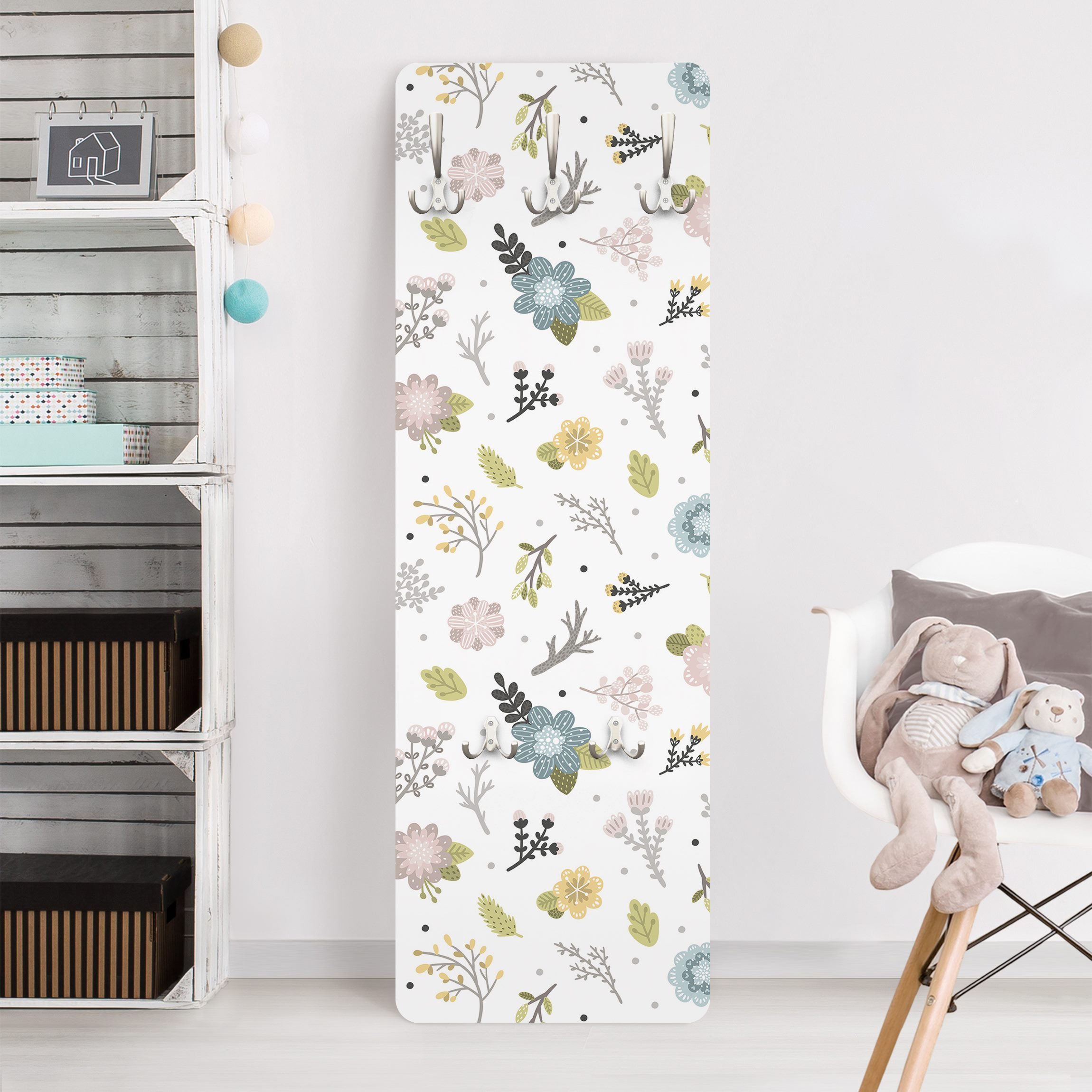 Wandgarderobe Holzpaneel Skandinavische Zweige und Blüten