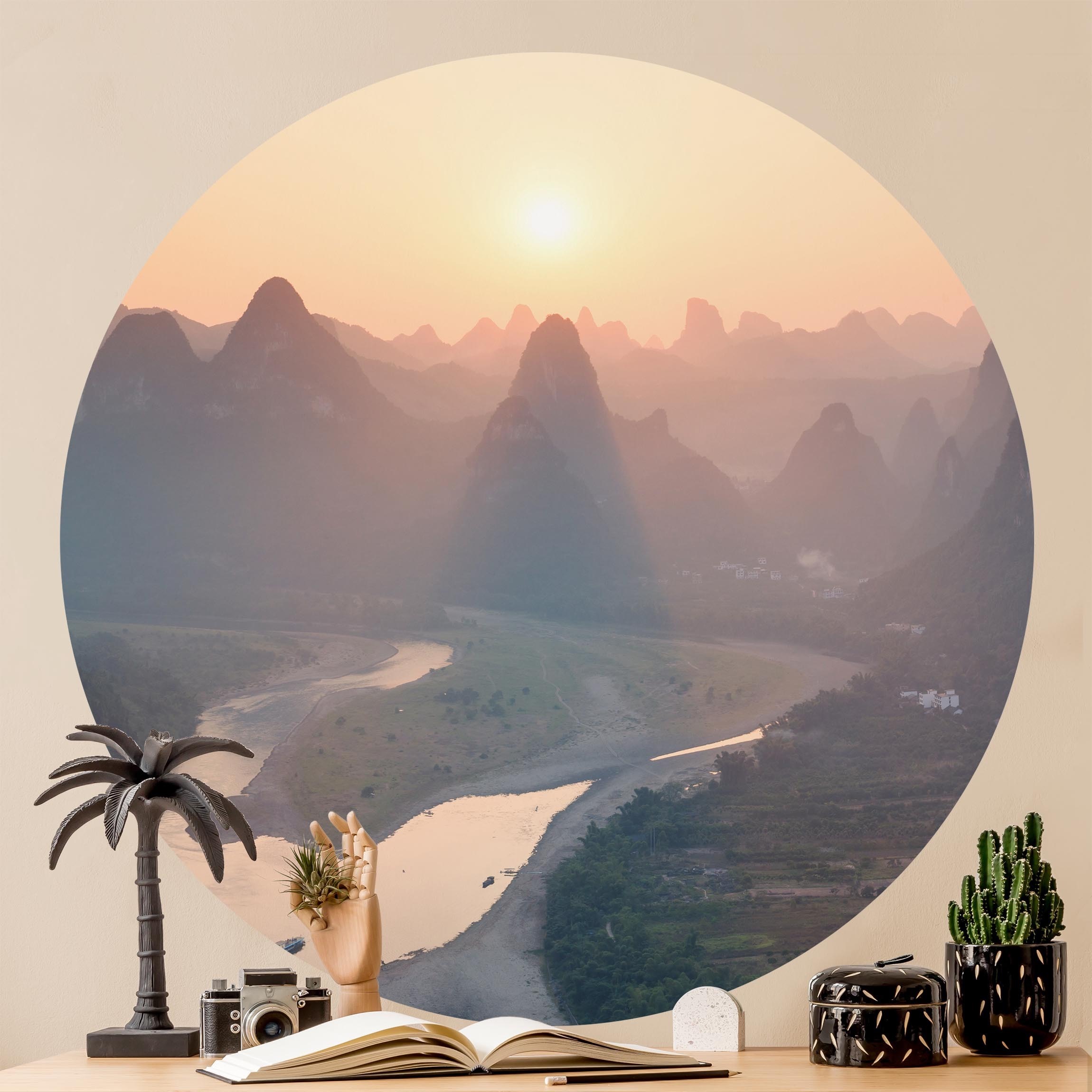 Runde Tapete selbstklebend Sonnenaufgang in Berglandschaft
