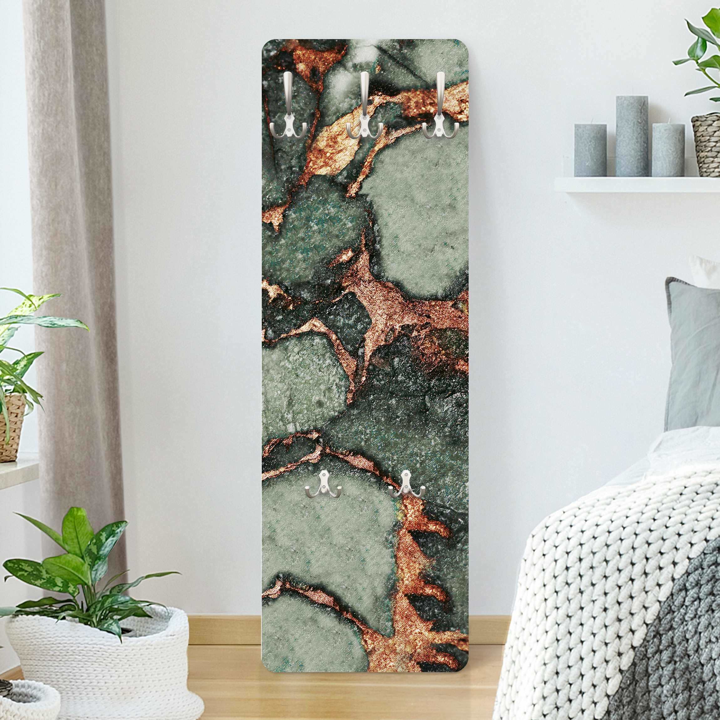 Wandgarderobe Holzpaneel Spiel der Farben Farngrün und Gold