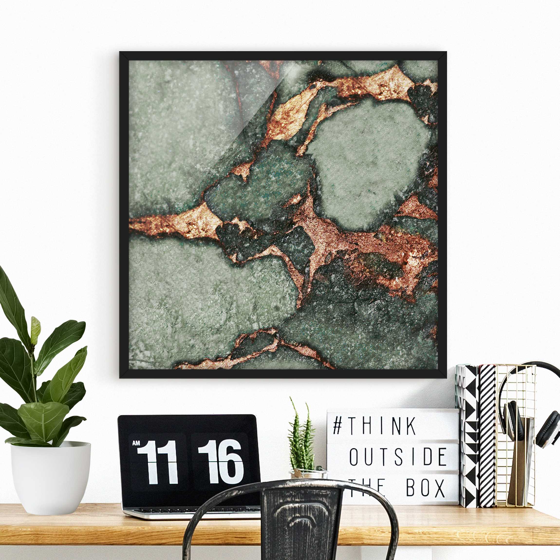 Bild mit Rahmen Spiel der Farben Farngrün und Gold