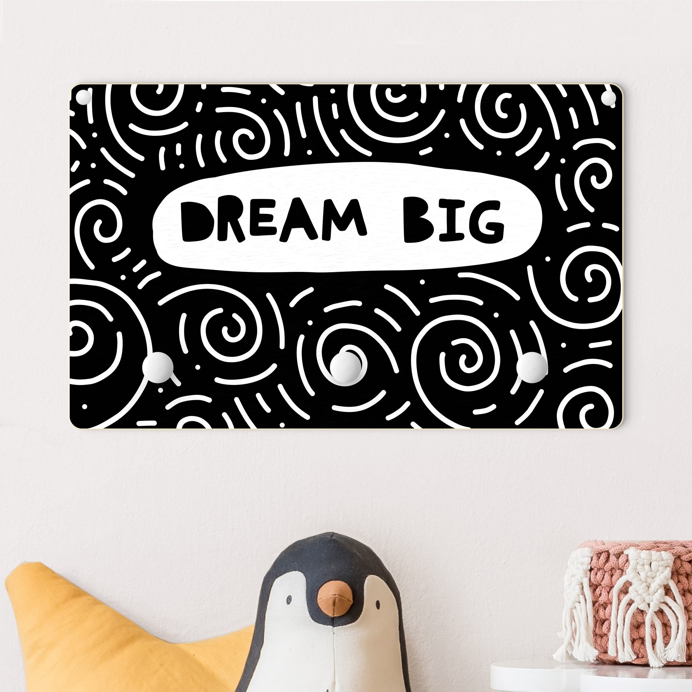 Kindergarderobe Holz Spruch Dream Big mit Wirbel Schwarz Weiß