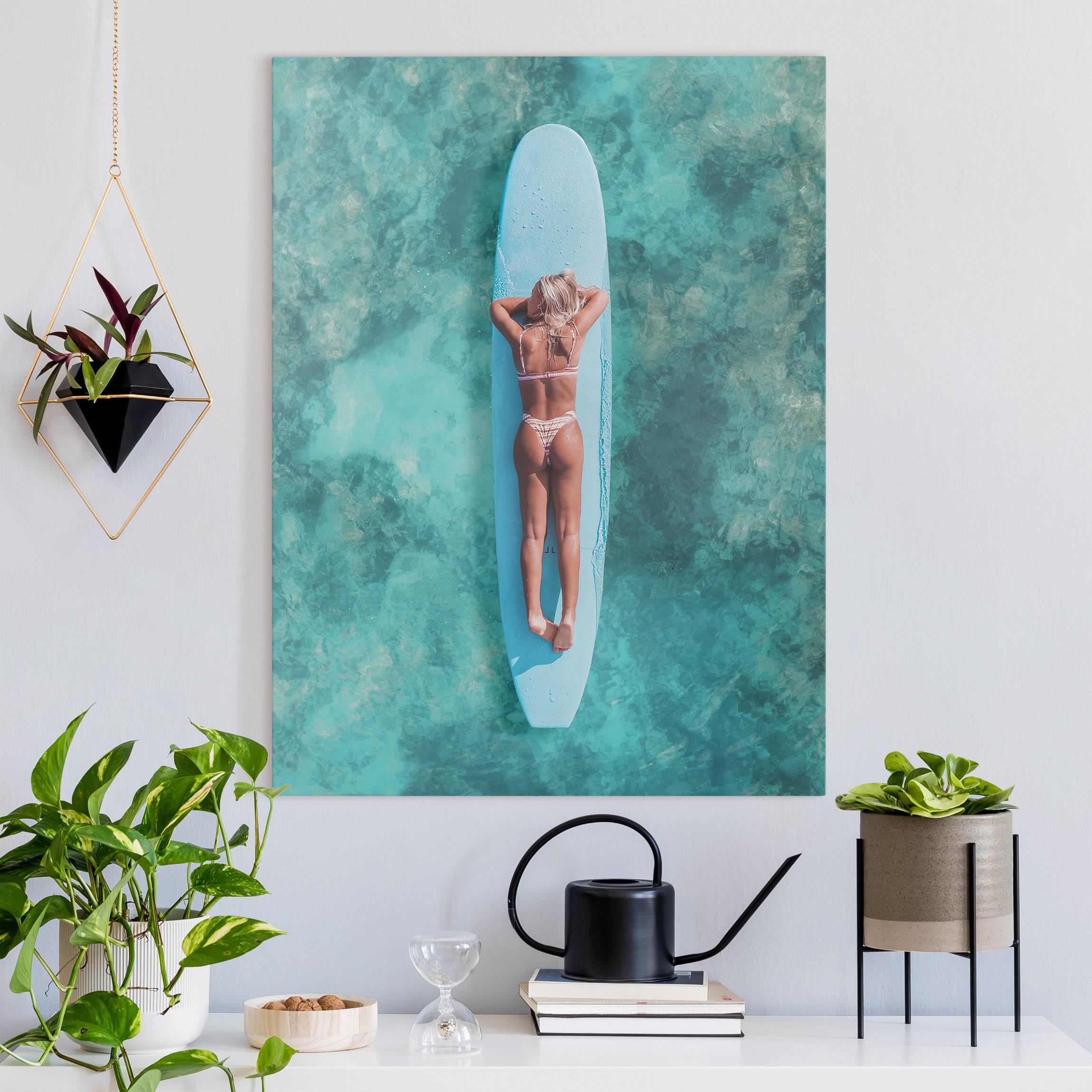 Leinwandbild Surfergirl auf Blauem Board