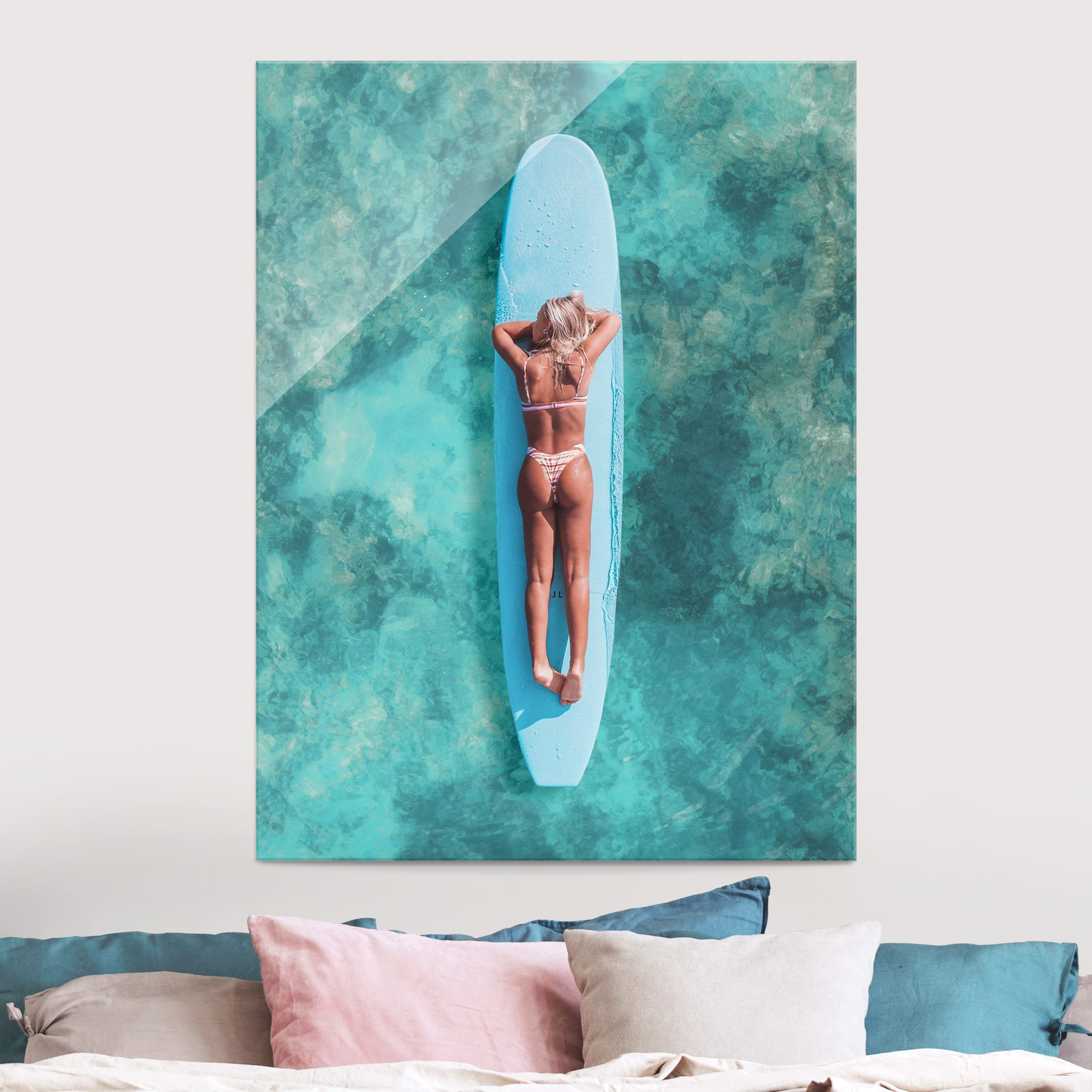 Glasbild Surfergirl auf Blauem Board