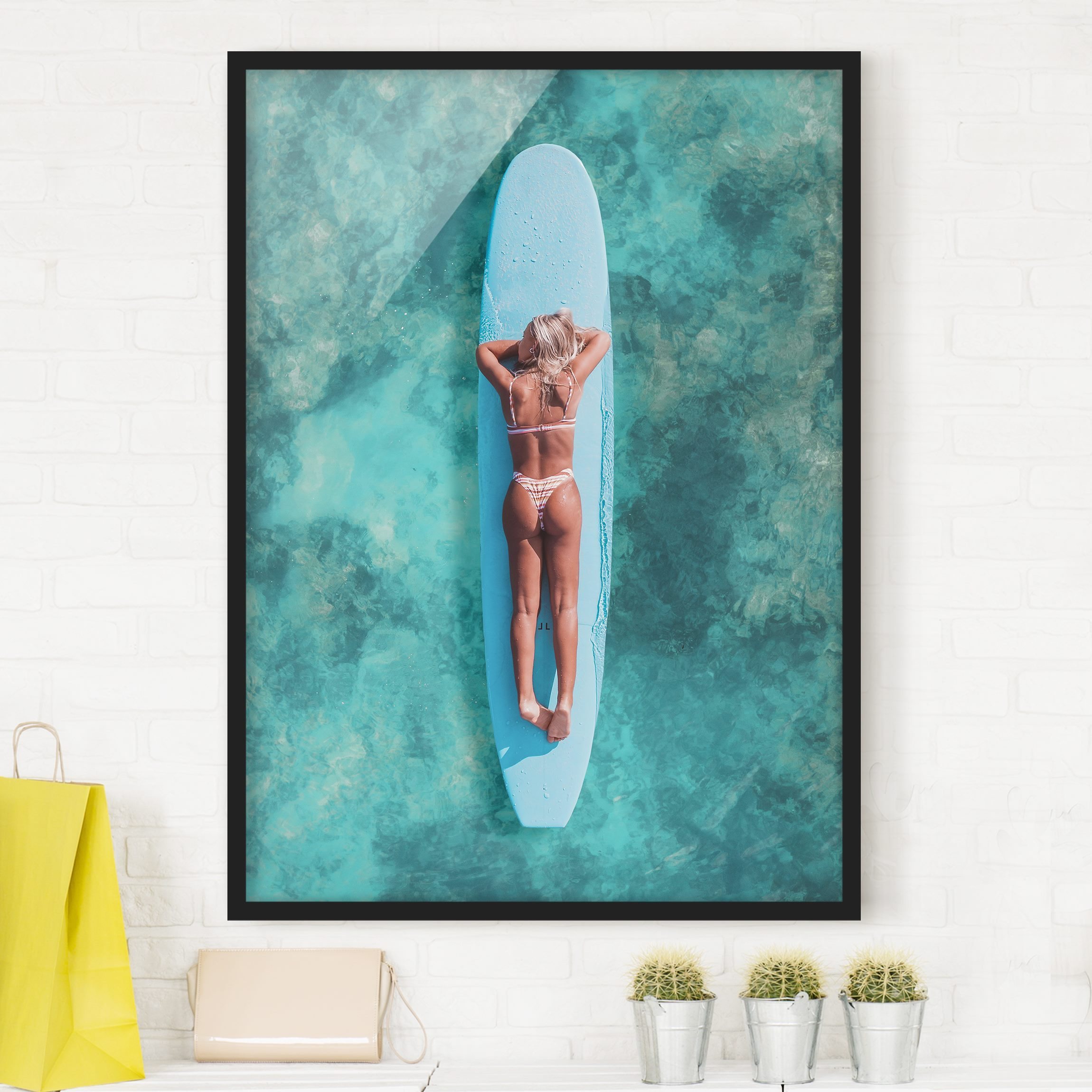 Bild mit Rahmen Surfergirl auf Blauem Board
