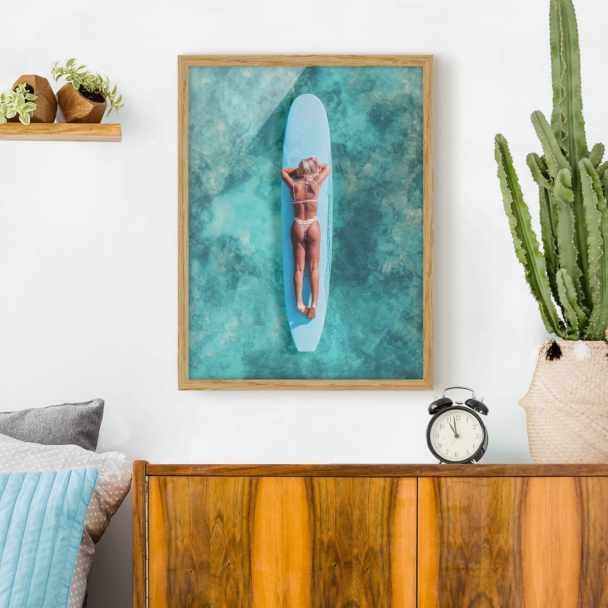 Bild mit Rahmen Surfergirl auf Blauem Board