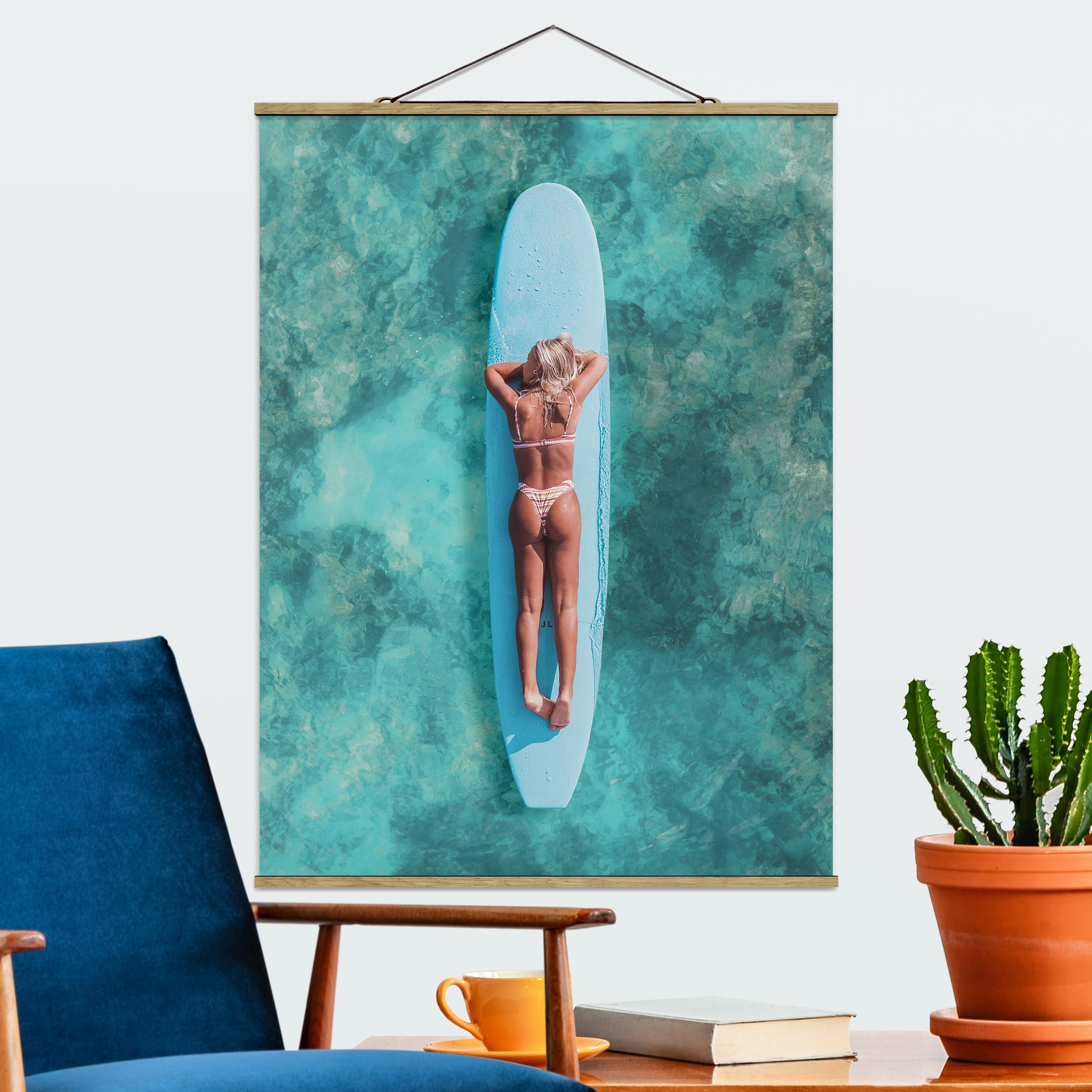 Stoffbild Surfergirl auf Blauem Board