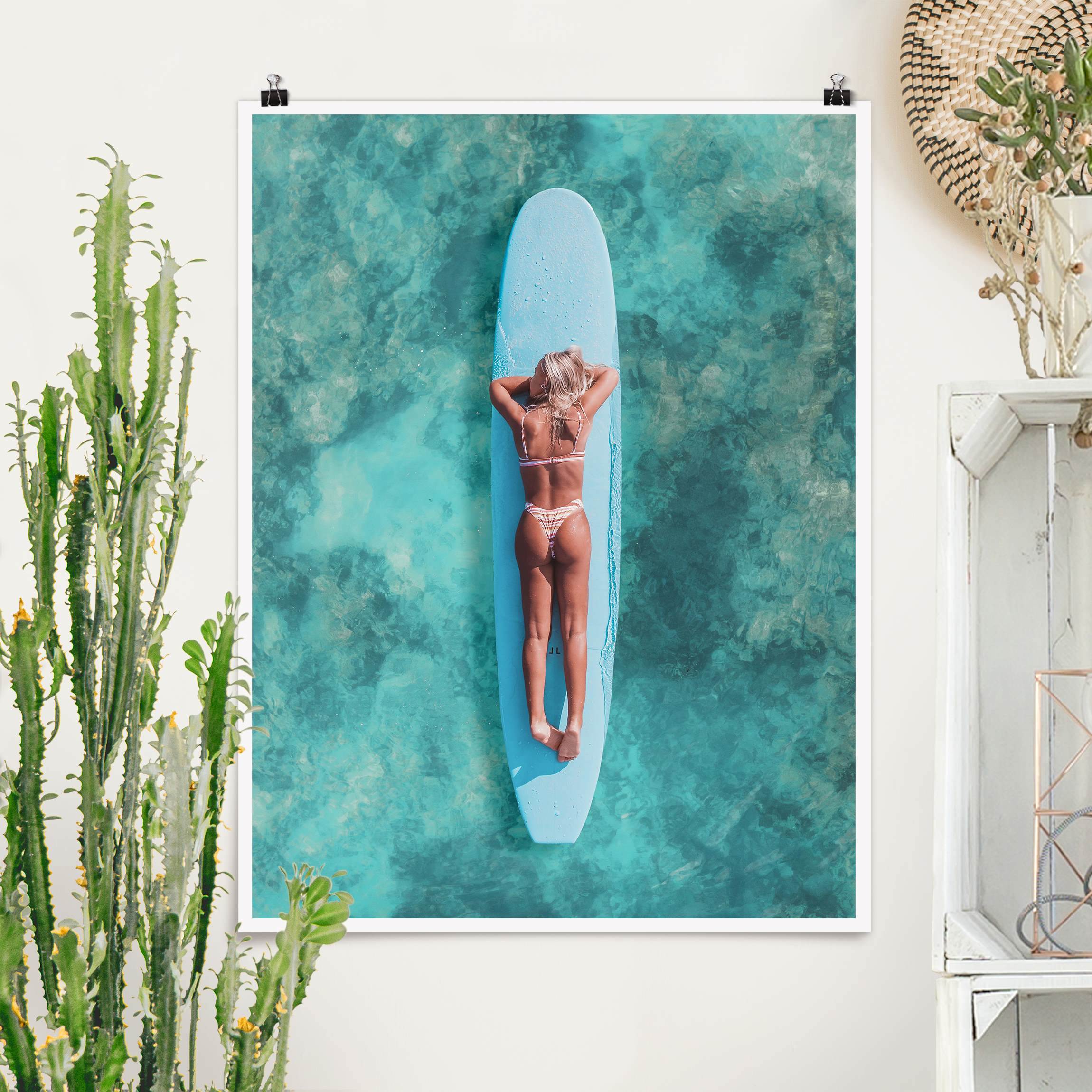 Poster Surfergirl auf Blauem Board