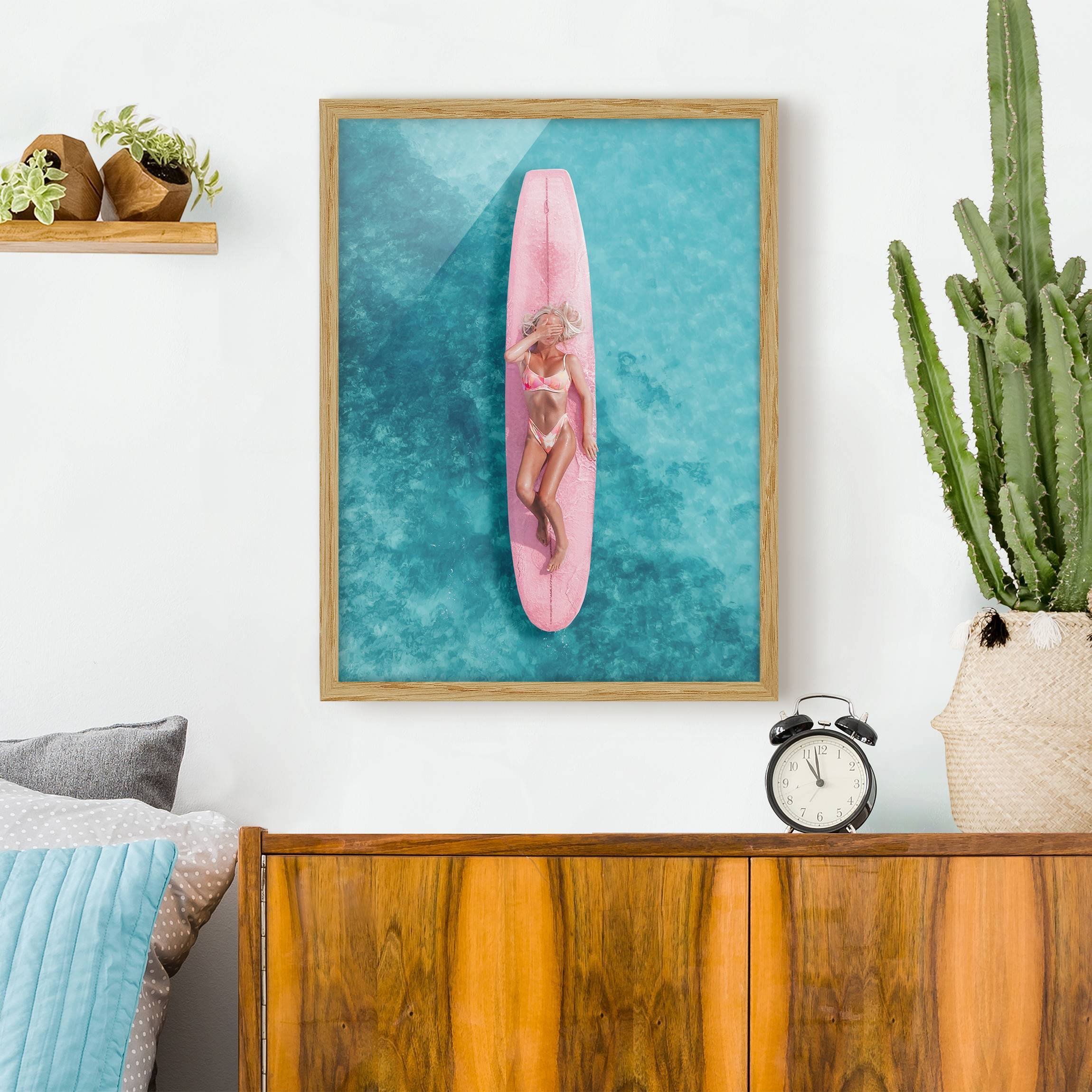 Bild mit Rahmen Surfergirl auf Rosa Board