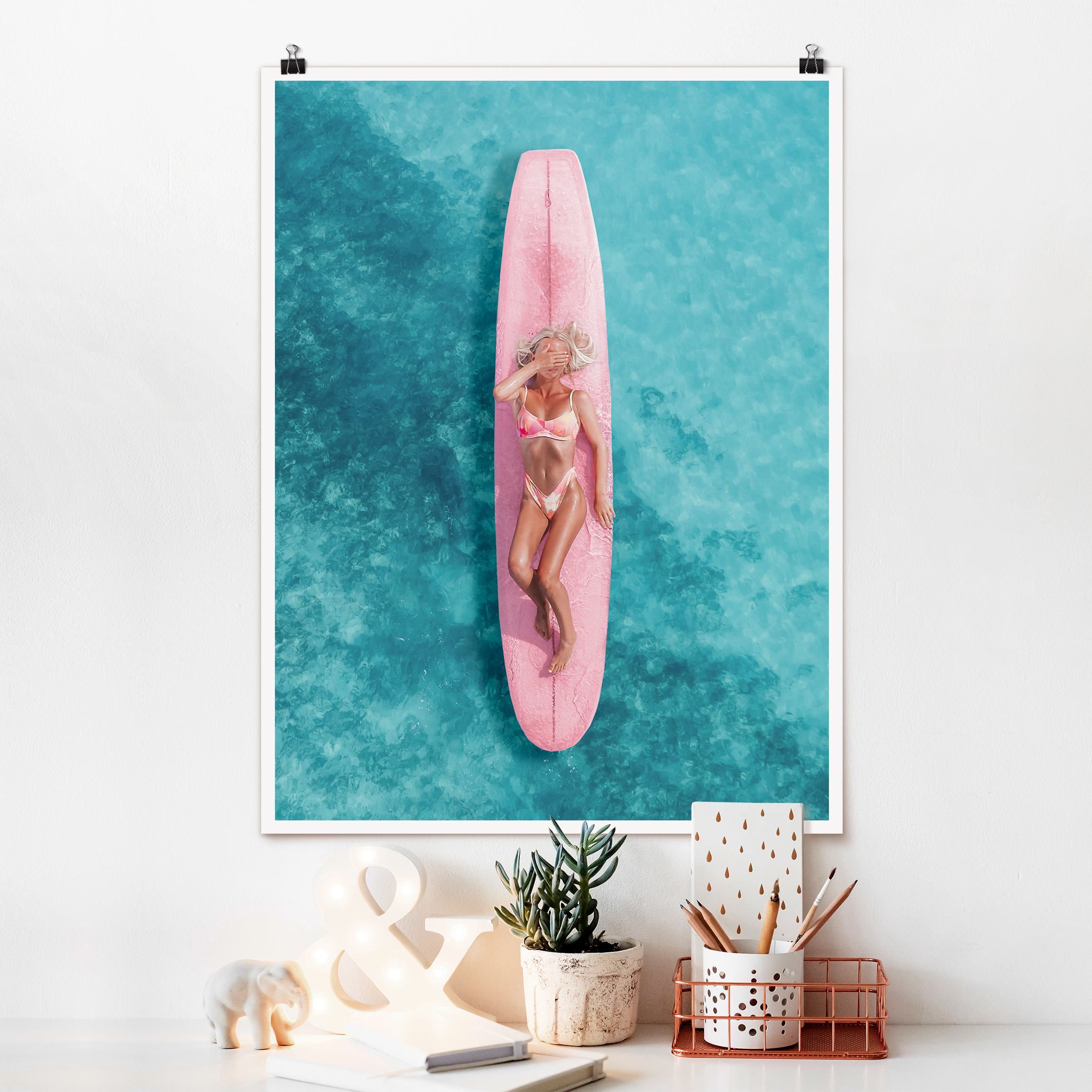 Poster Surfergirl auf Rosa Board