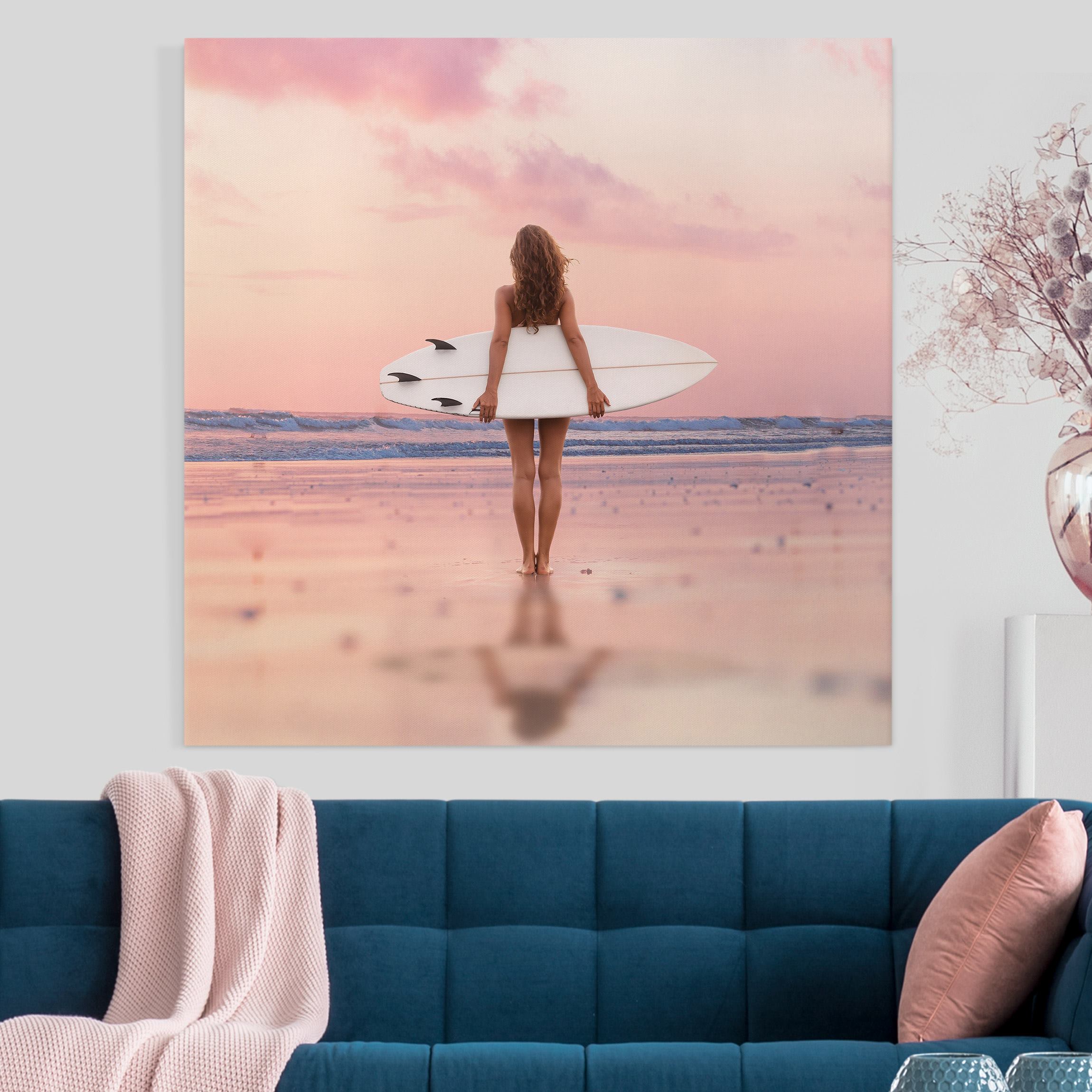 Leinwandbild Surfergirl mit Board im Abendrot