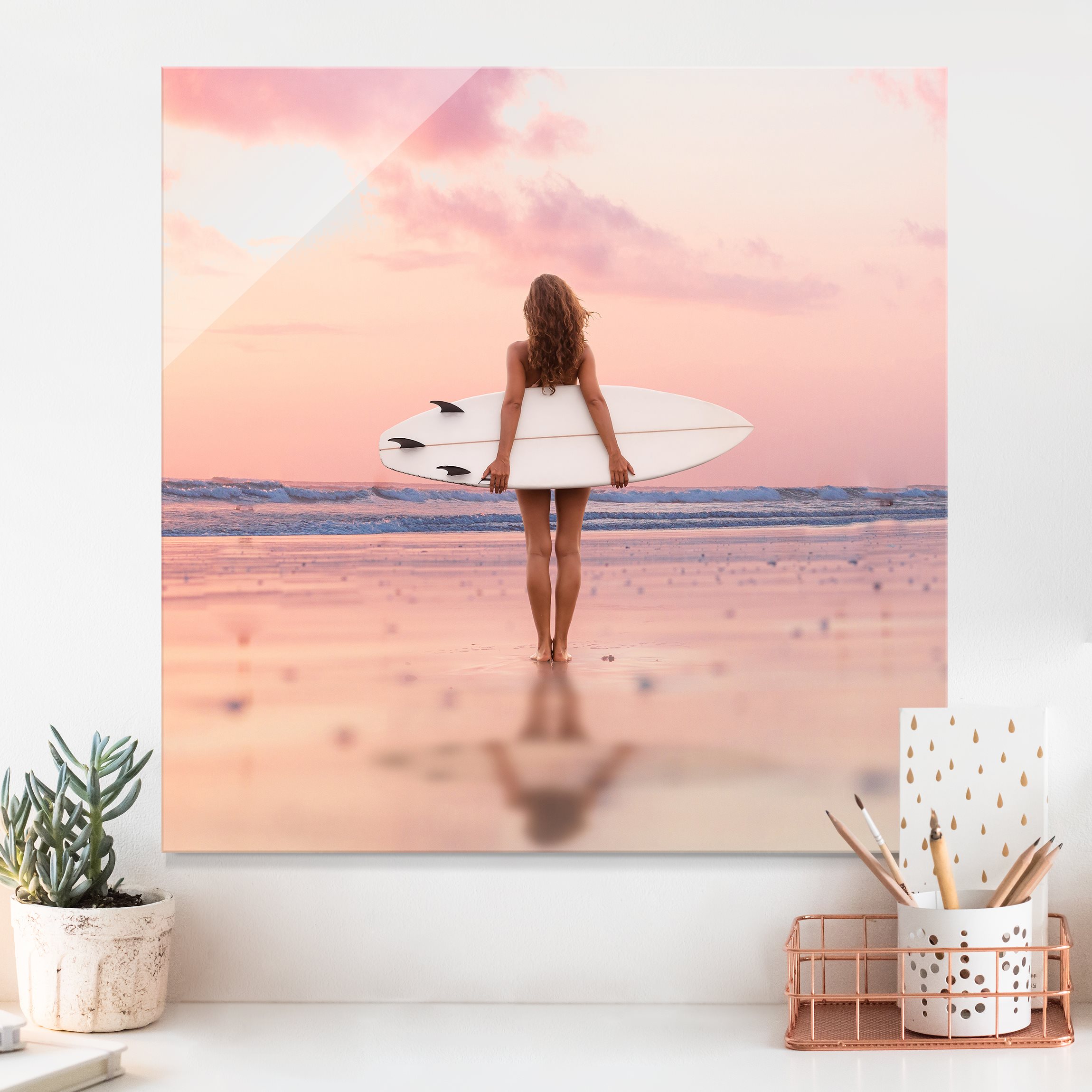 Glasbild Surfergirl mit Board im Abendrot