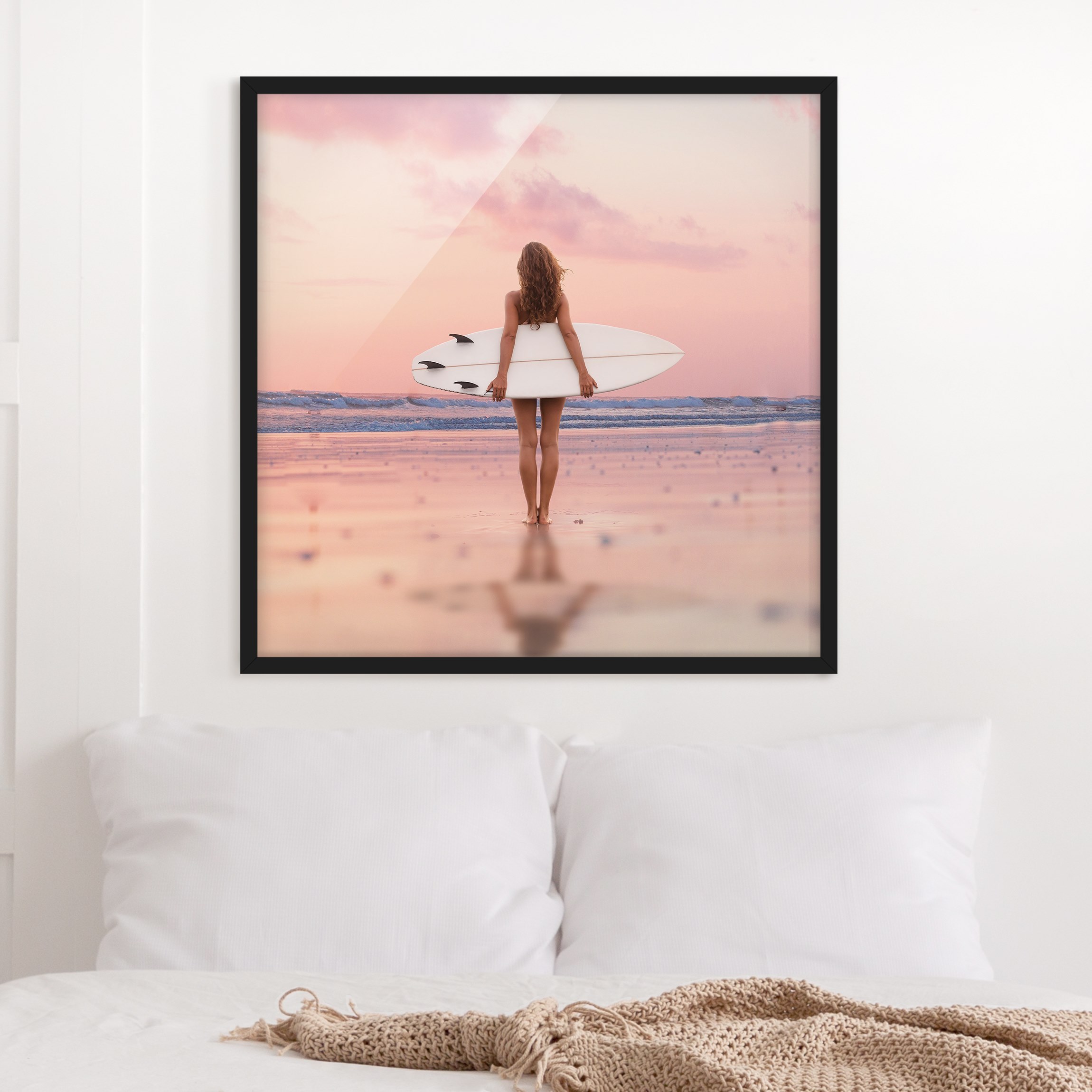 Bild mit Rahmen Surfergirl mit Board im Abendrot