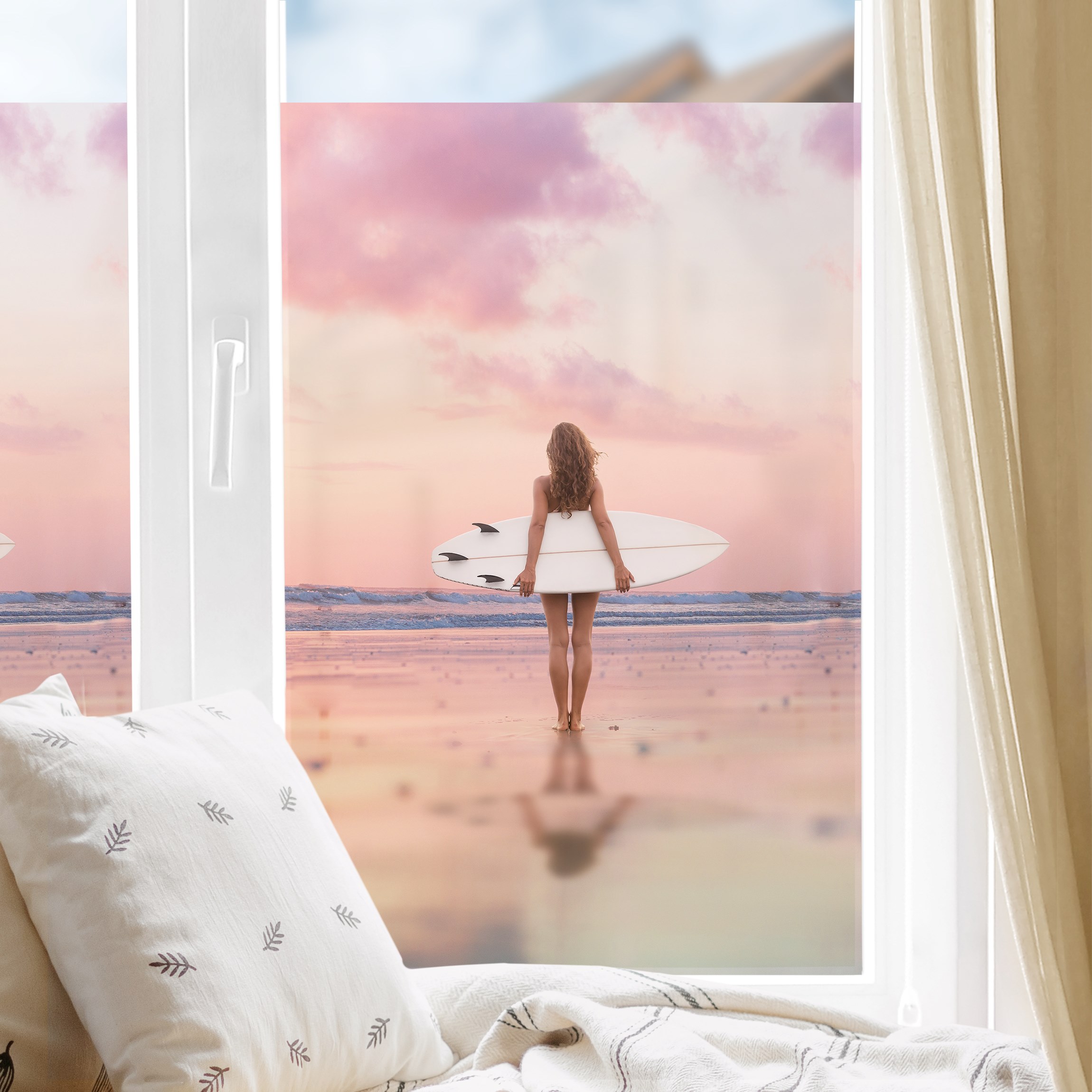 Fensterfolie Surfergirl mit Board im Abendrot