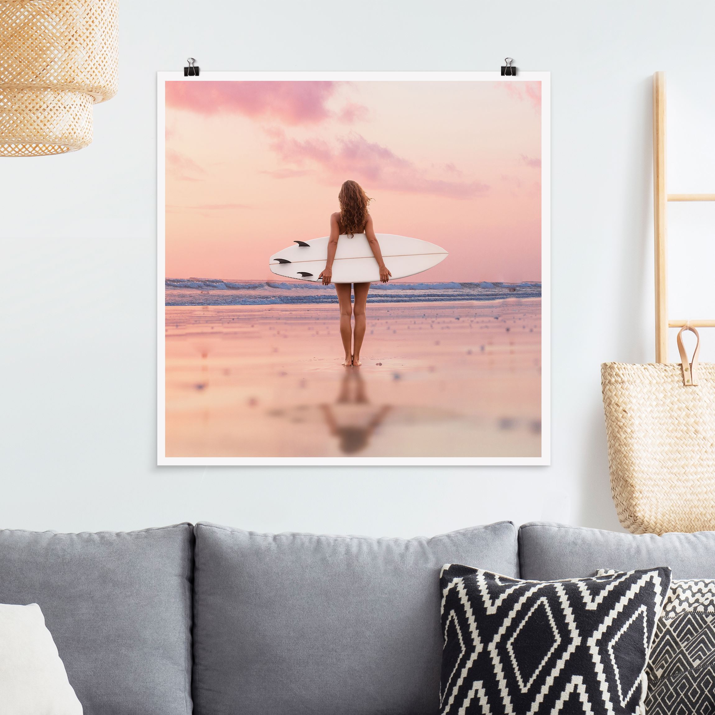 Poster Surfergirl mit Board im Abendrot