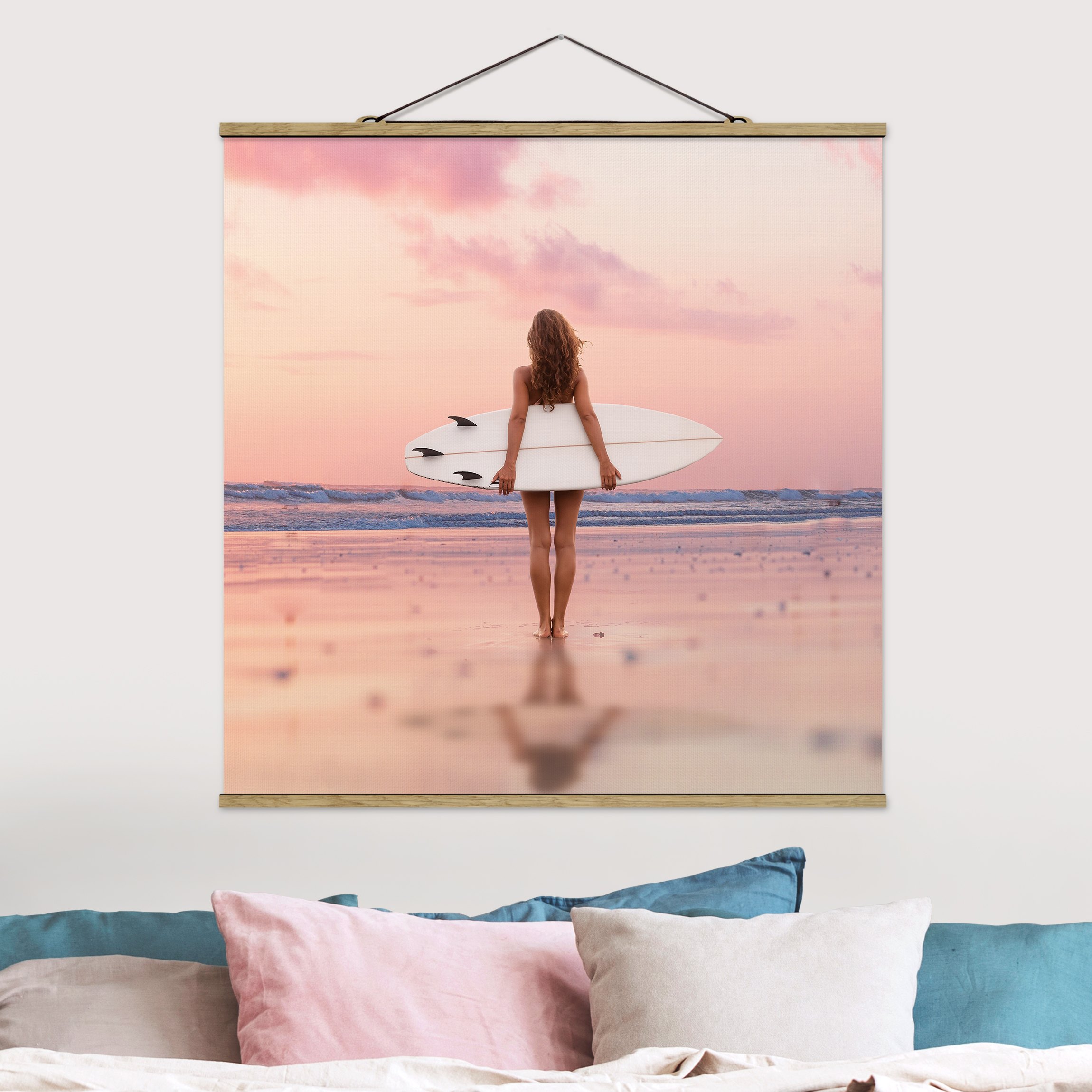 Stoffbild mit Posterleisten Surfergirl mit Board im Abendrot
