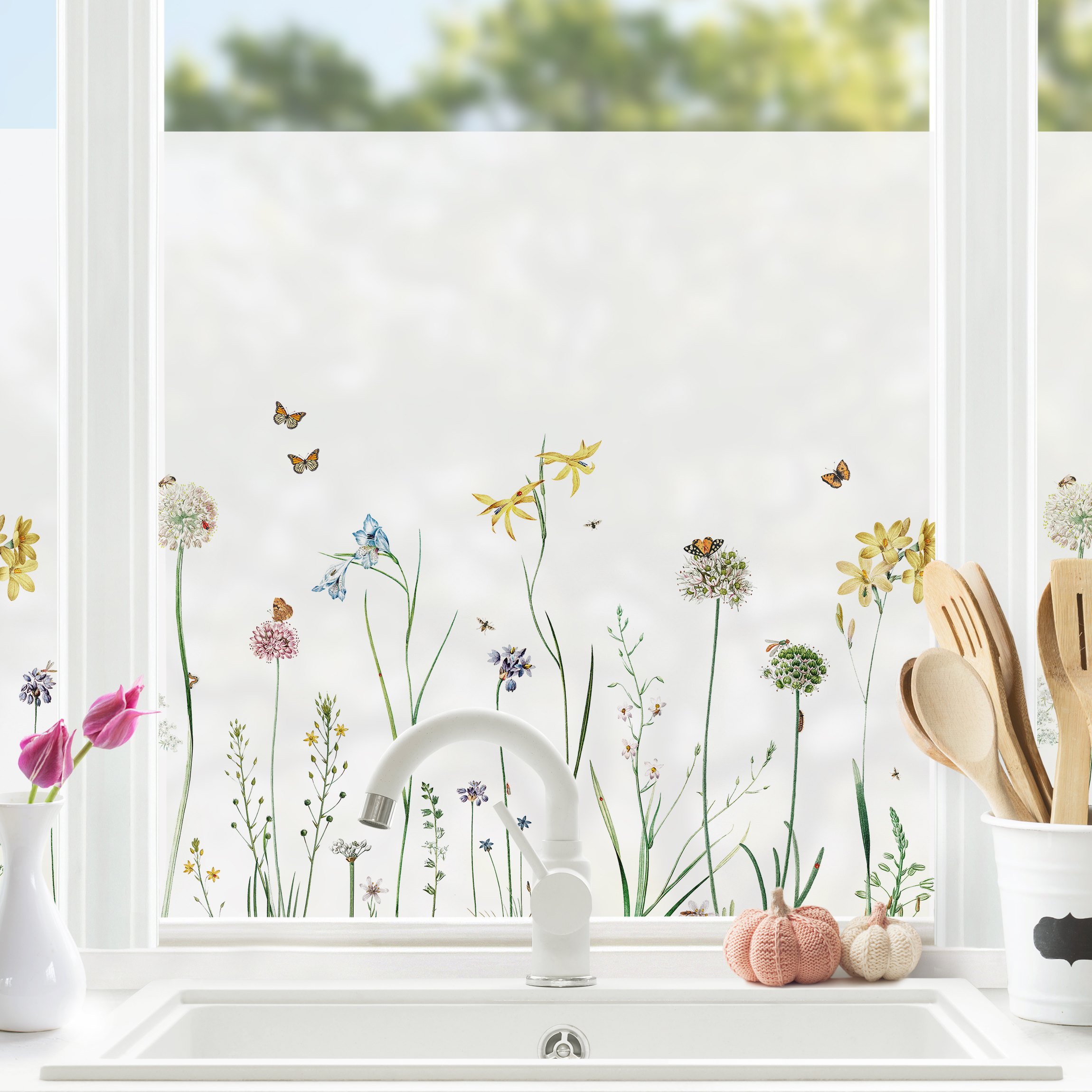 Fensterfolie Tanzende Schmetterlinge auf Wildblumen