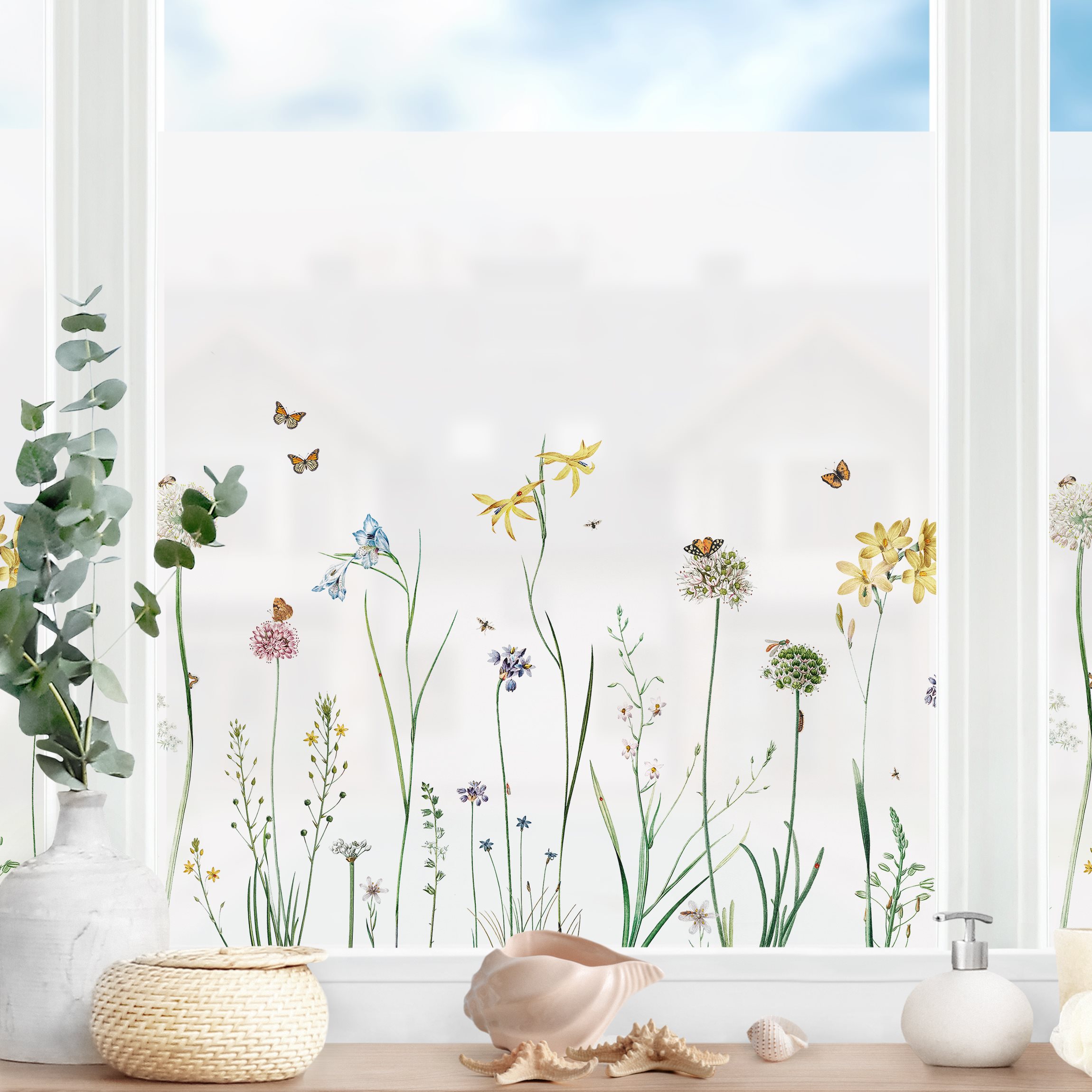 Fensterfolie Tanzende Schmetterlinge auf Wildblumen