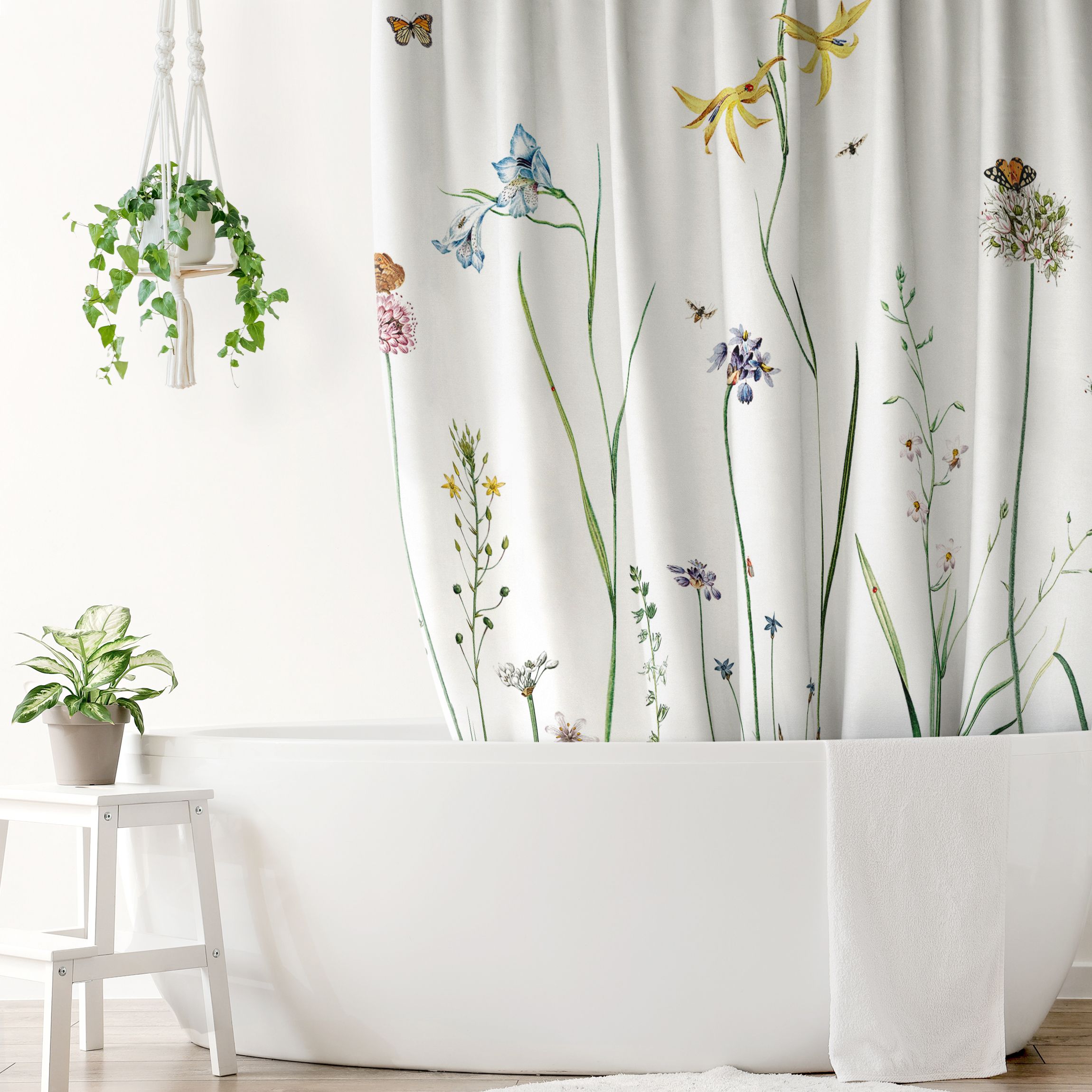 Duschvorhang Tanzende Schmetterlinge auf Wildblumen