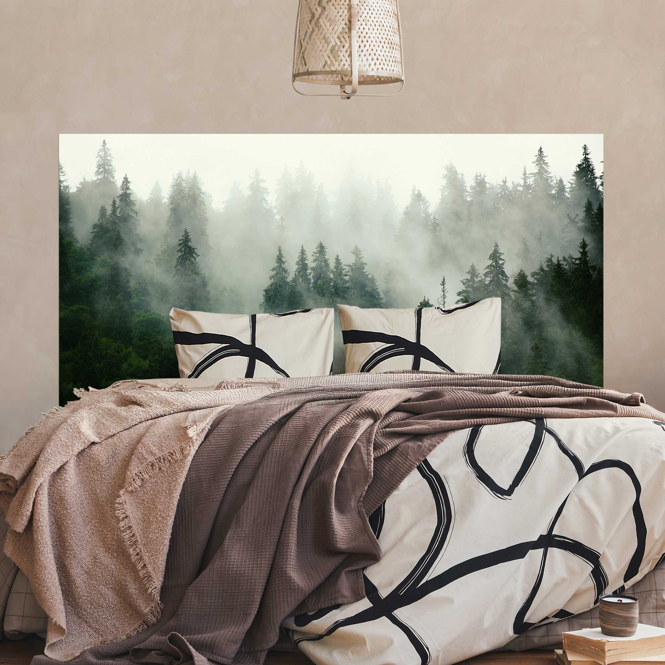 Kopfteil Bett Tiefgrüner Tannenwald im Nebel