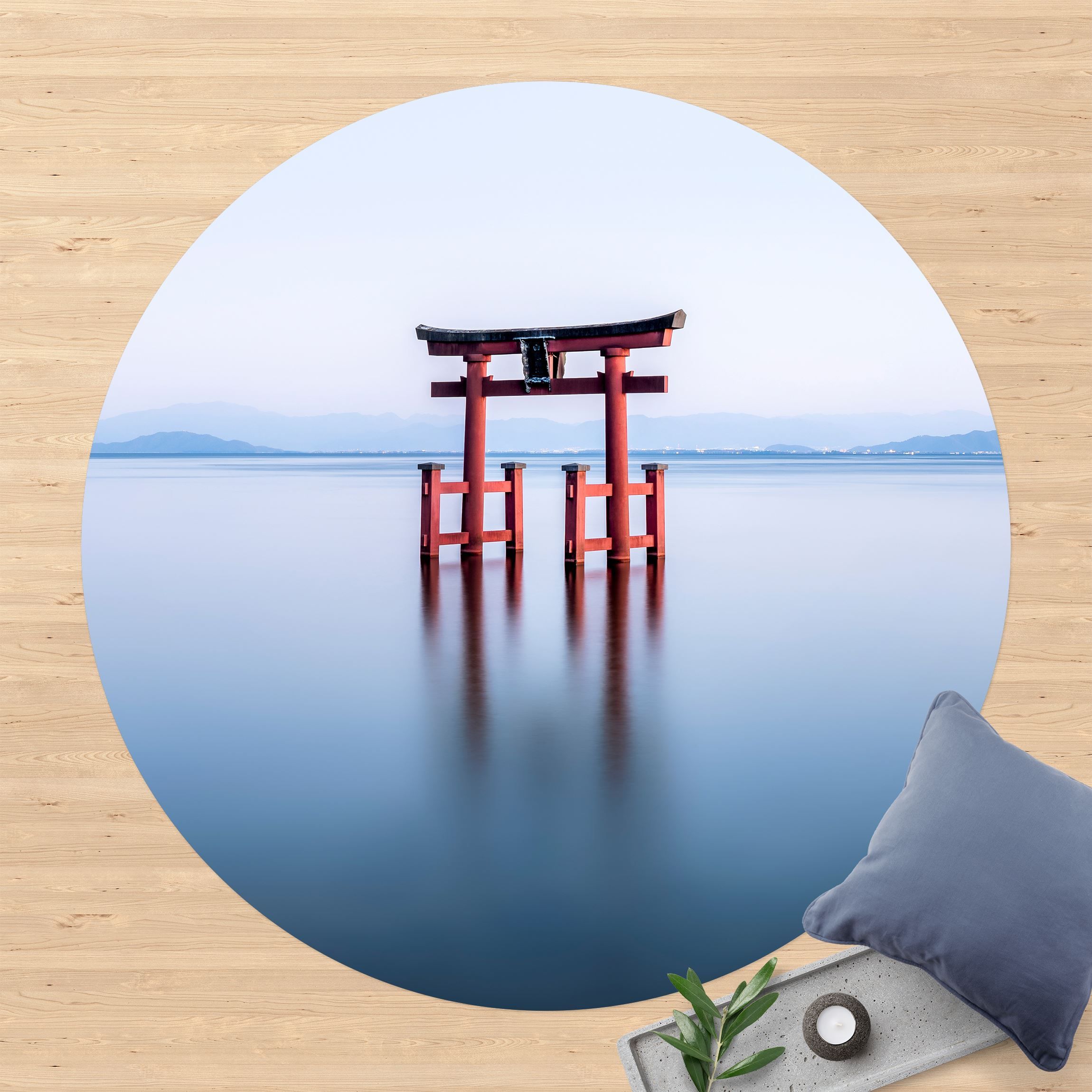 Runder Vinyl-Teppich Torii im Wasser