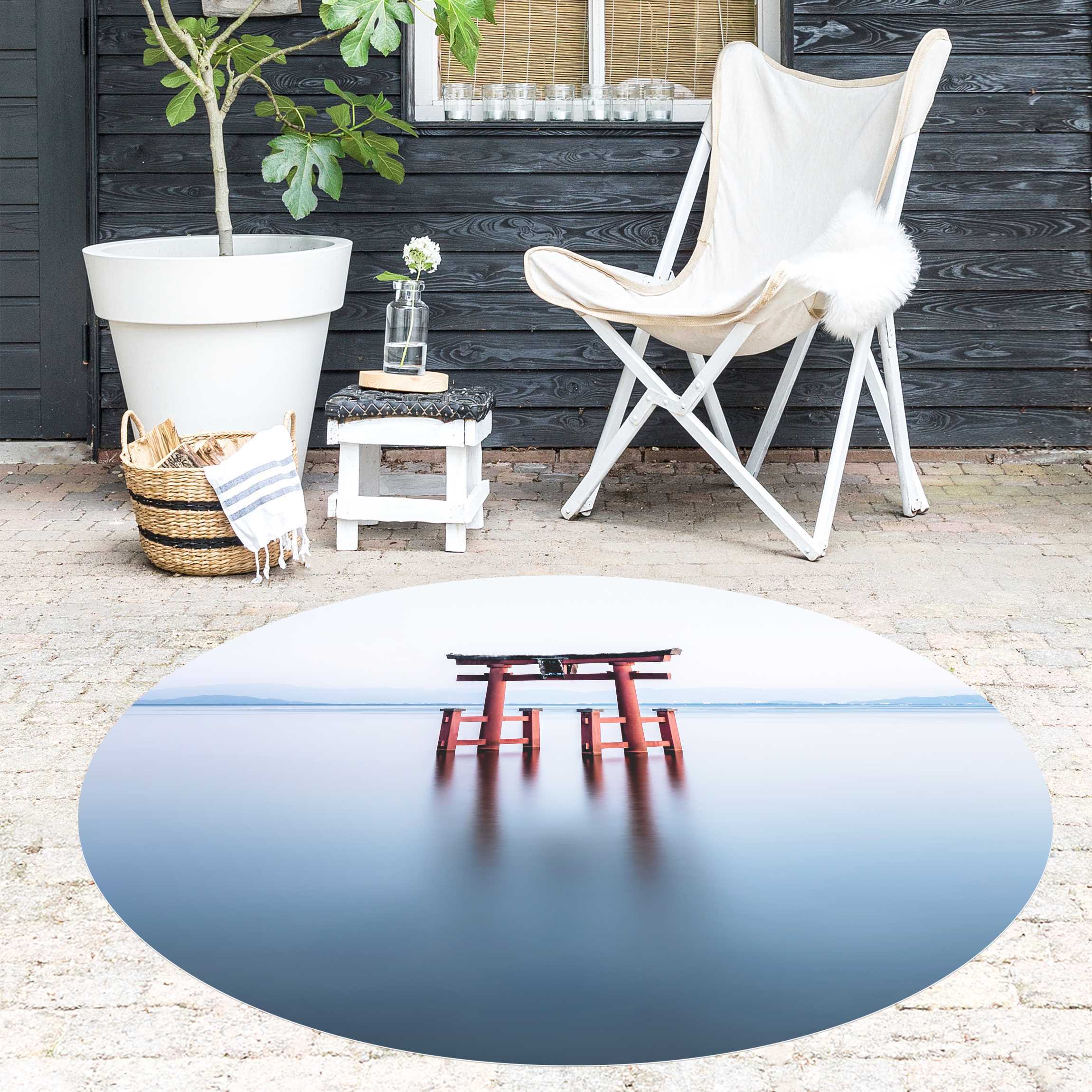Runder Vinyl-Teppich Torii im Wasser