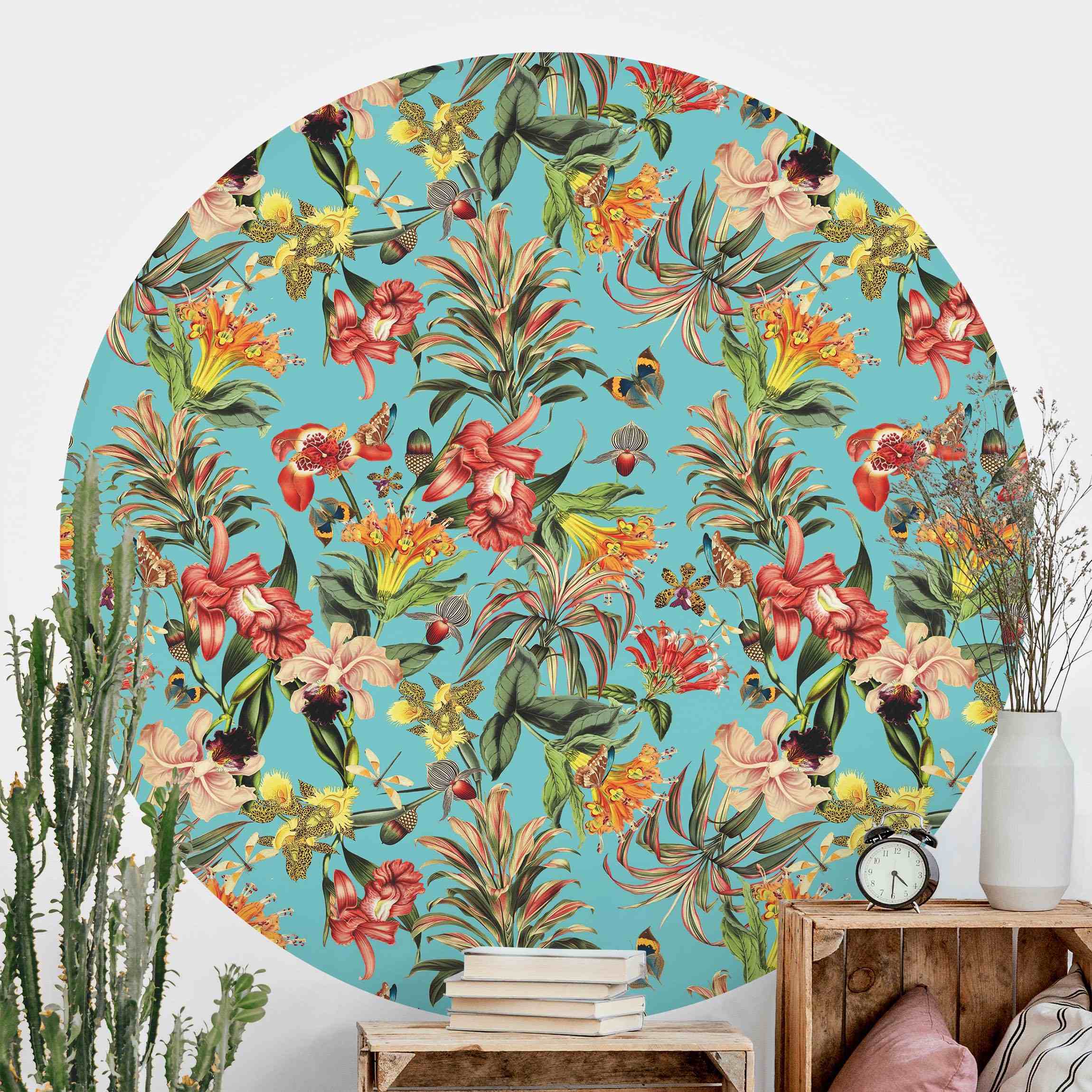 Runde Mustertapete Tropische Blumen vor Blau