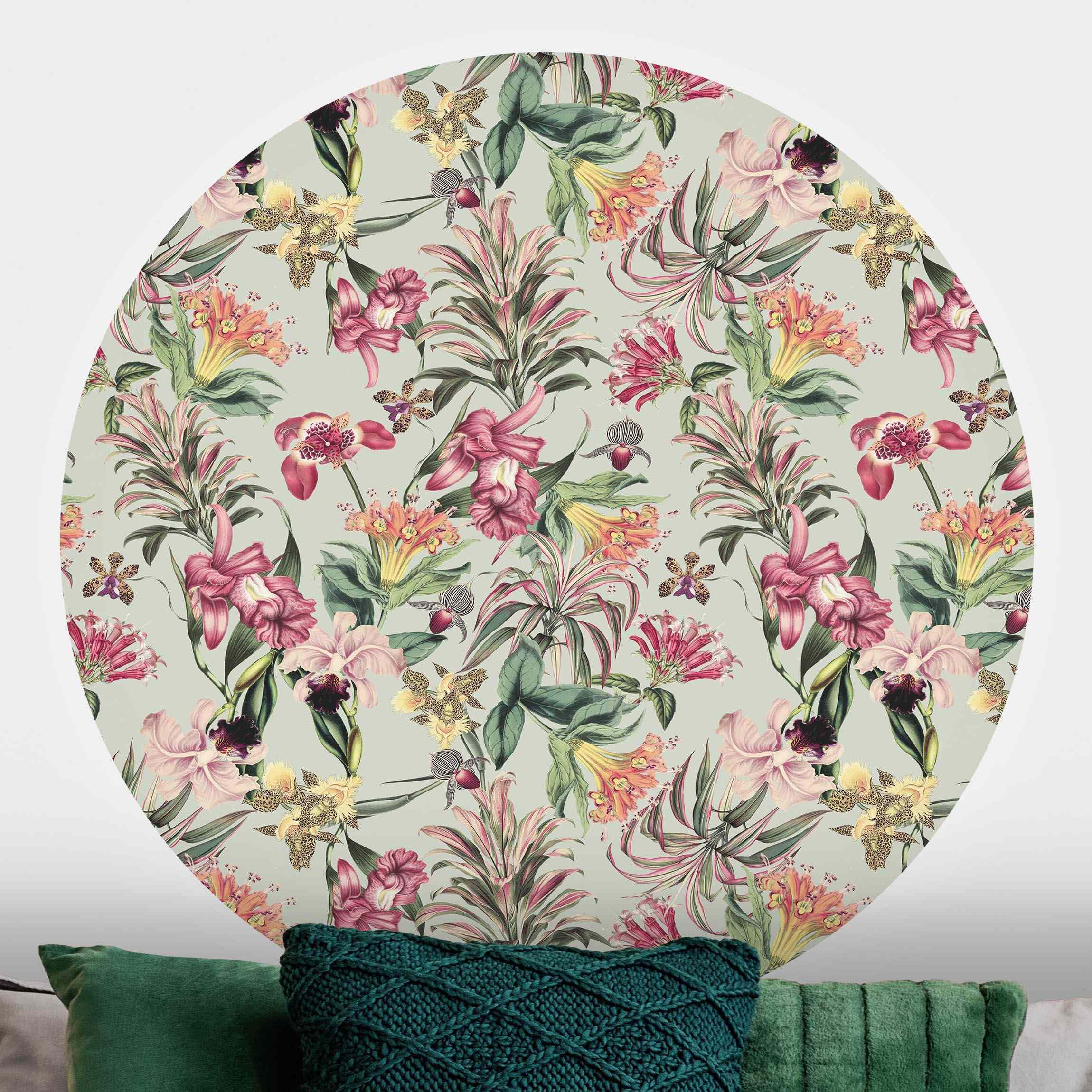 Runde Mustertapete Tropische Blumen vor Mint