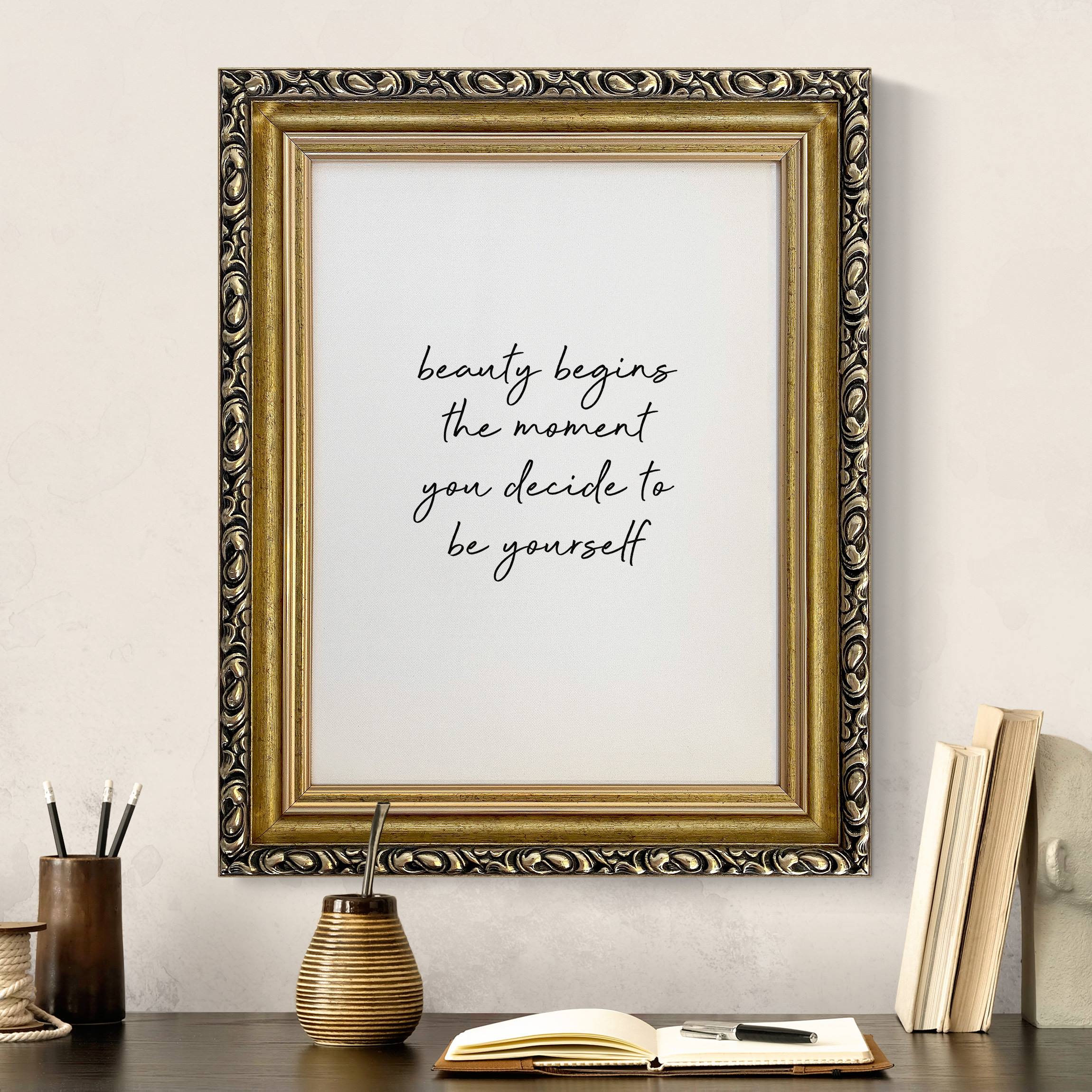 Leinwandbild mit Barockrahmen Typografie Beauty Begins Zitat