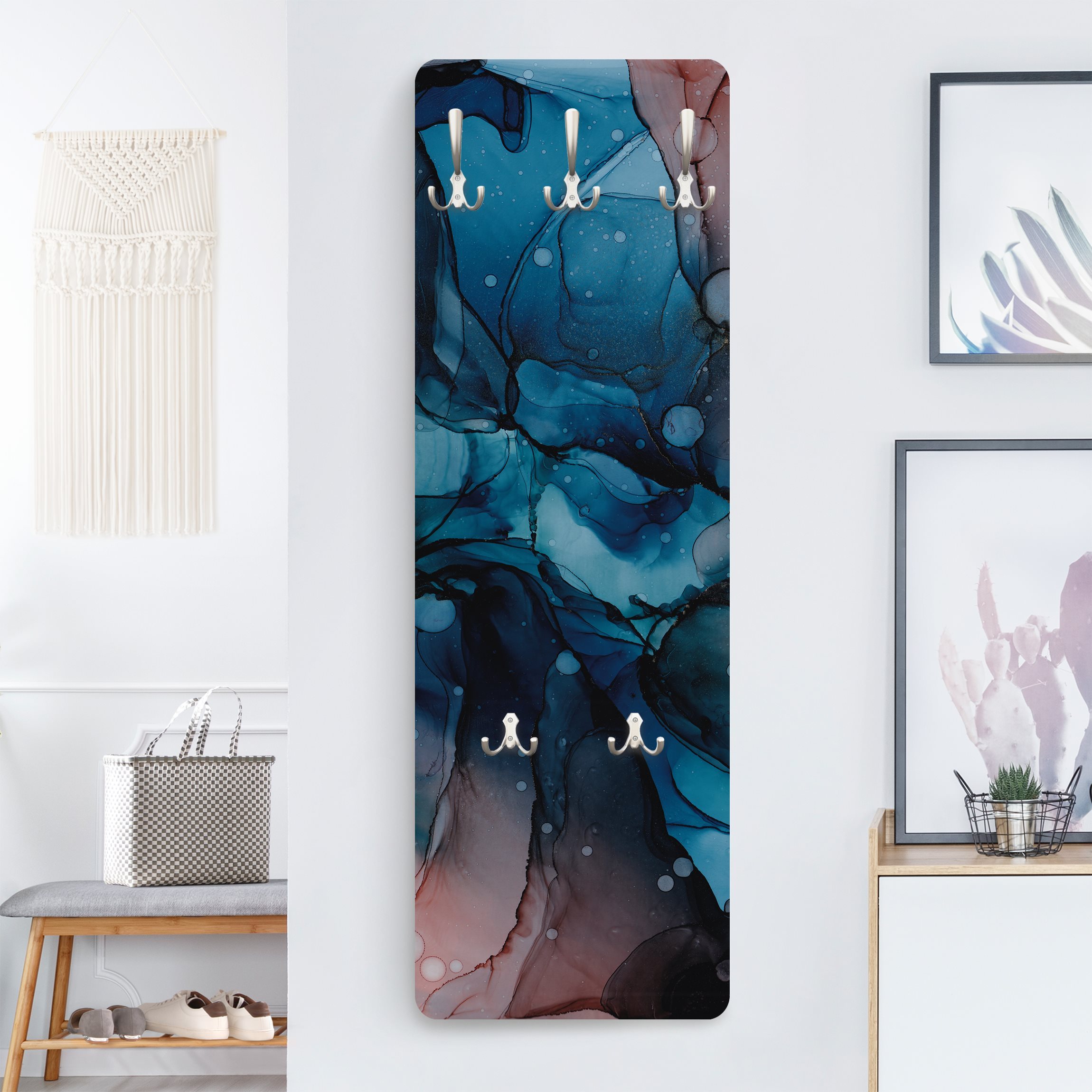 Wandgarderobe Holzpaneel Unterwasser in Petrol und Rot mit Gold