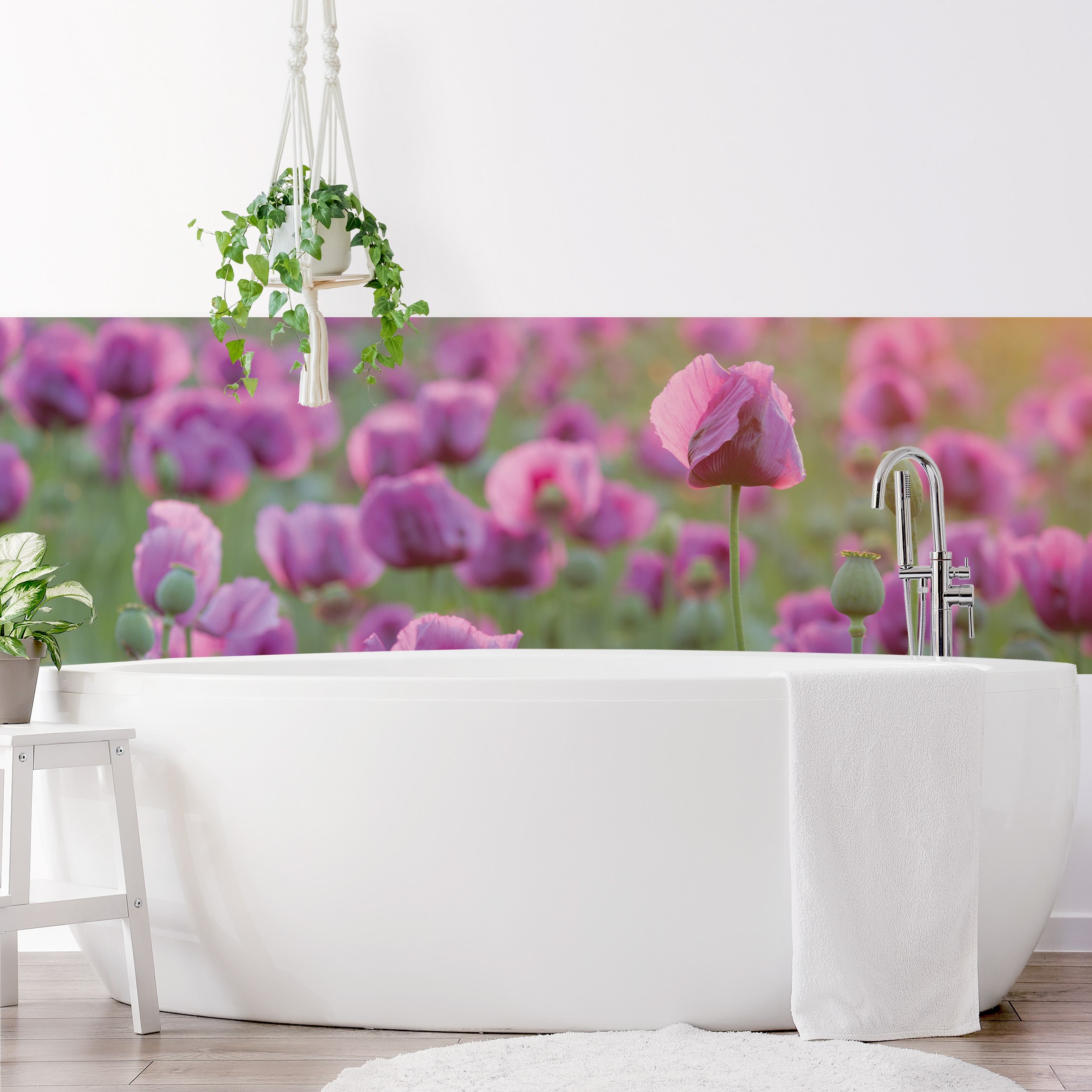 Wandverkleidung Bad Violette Schlafmohn Blumenwiese im Frühling