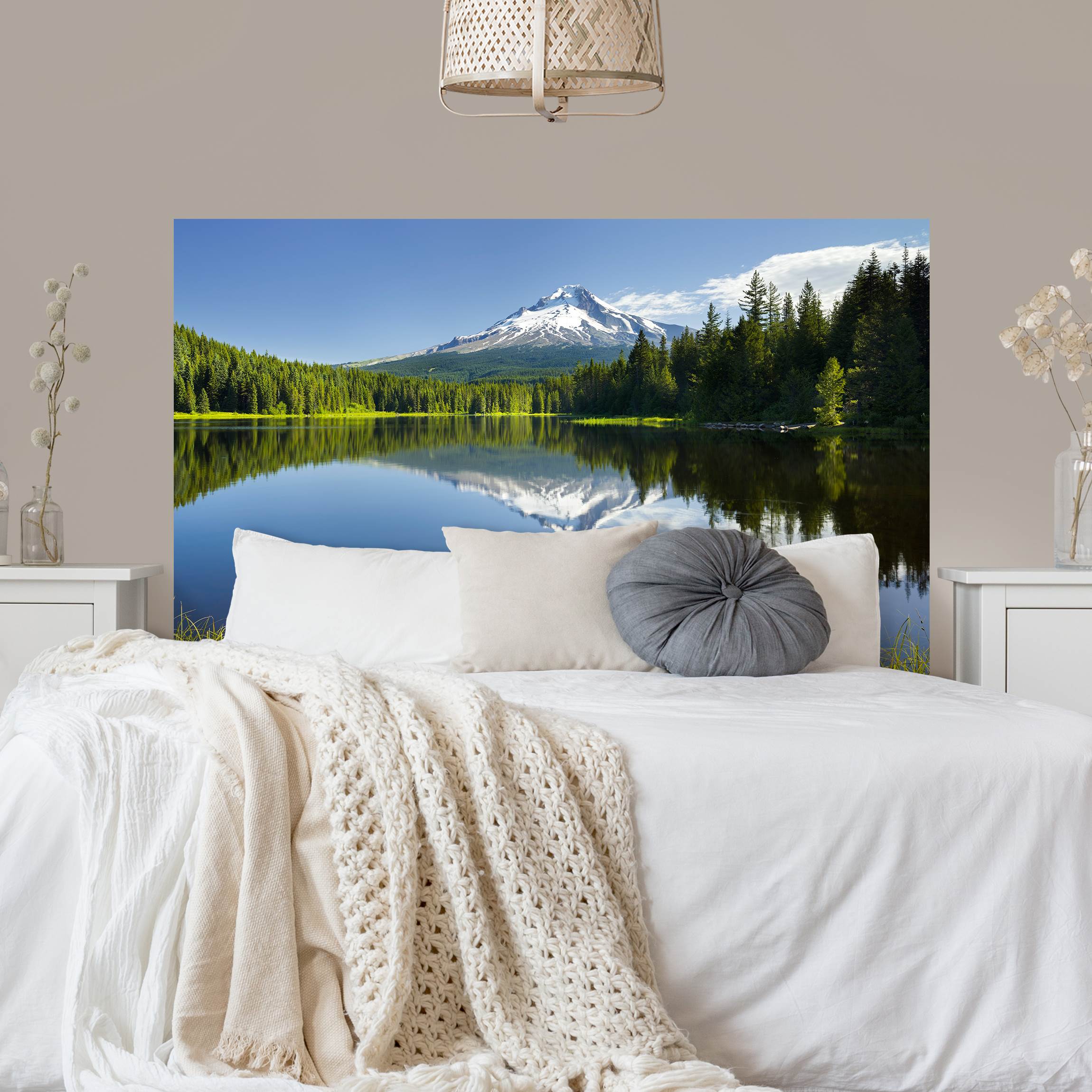 Kopfteil Bett Vulkan mit Wasserspiegelung