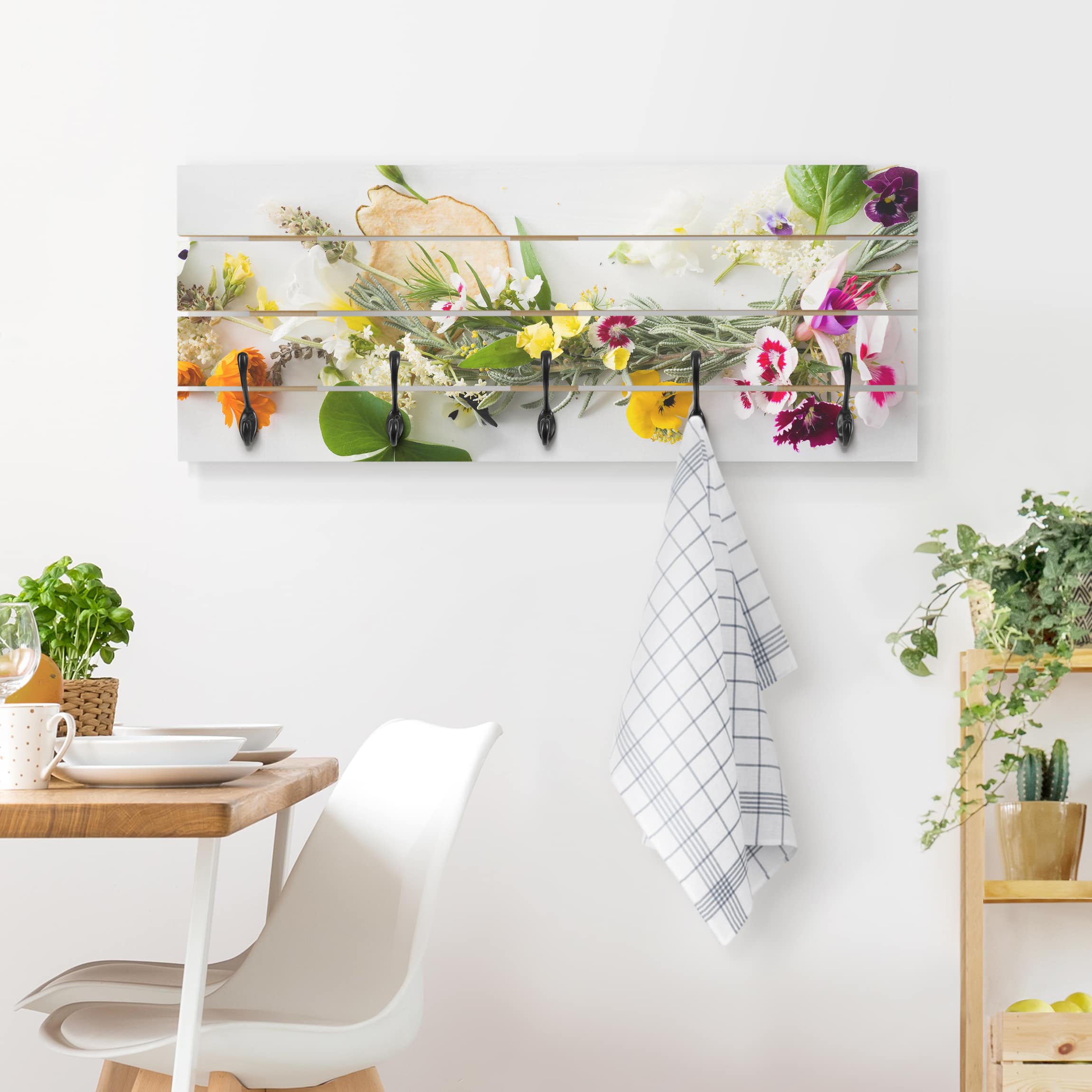 Wandgarderobe Holzpalette Frische Kräuter mit Essblüten