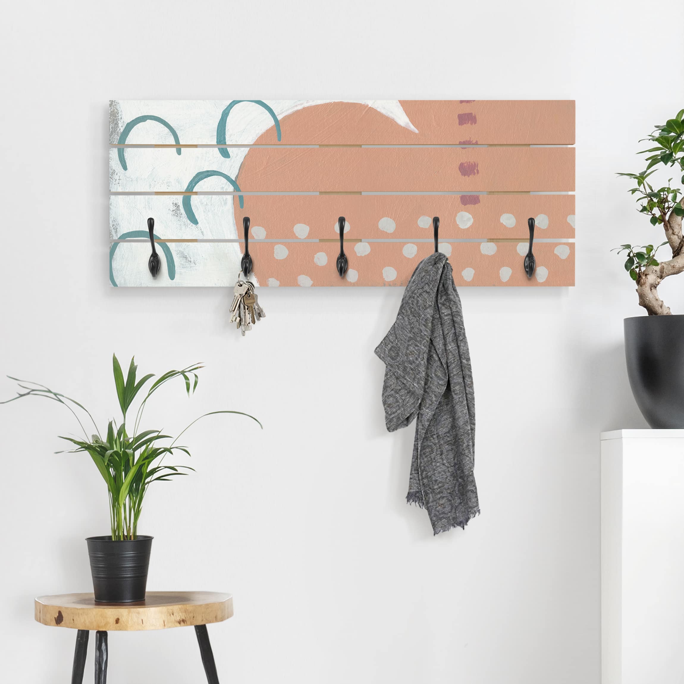 Wandgarderobe Holzpalette Karneval der Formen in Lachs III