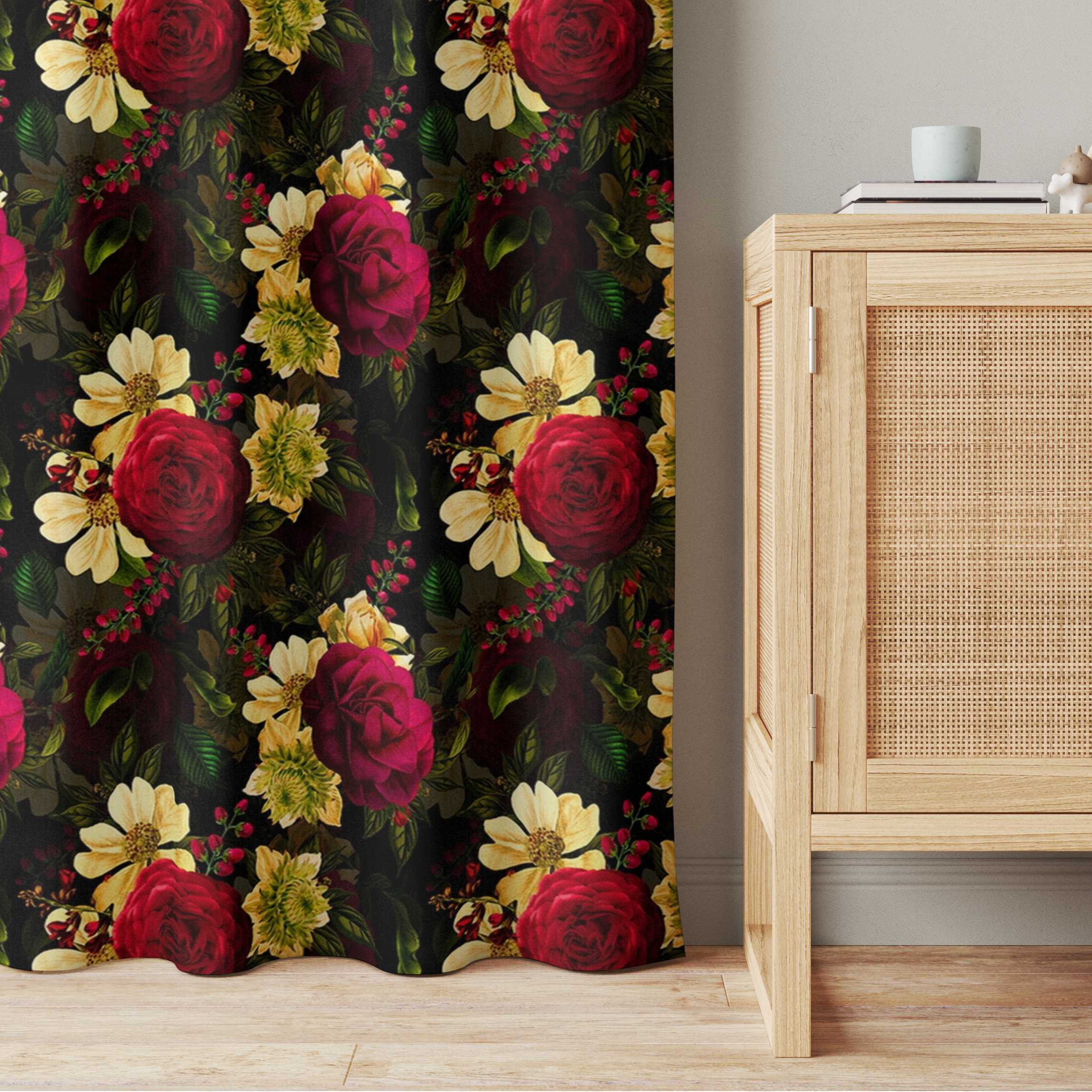 Vorhang Weiße Blüten mit Roten Rosen