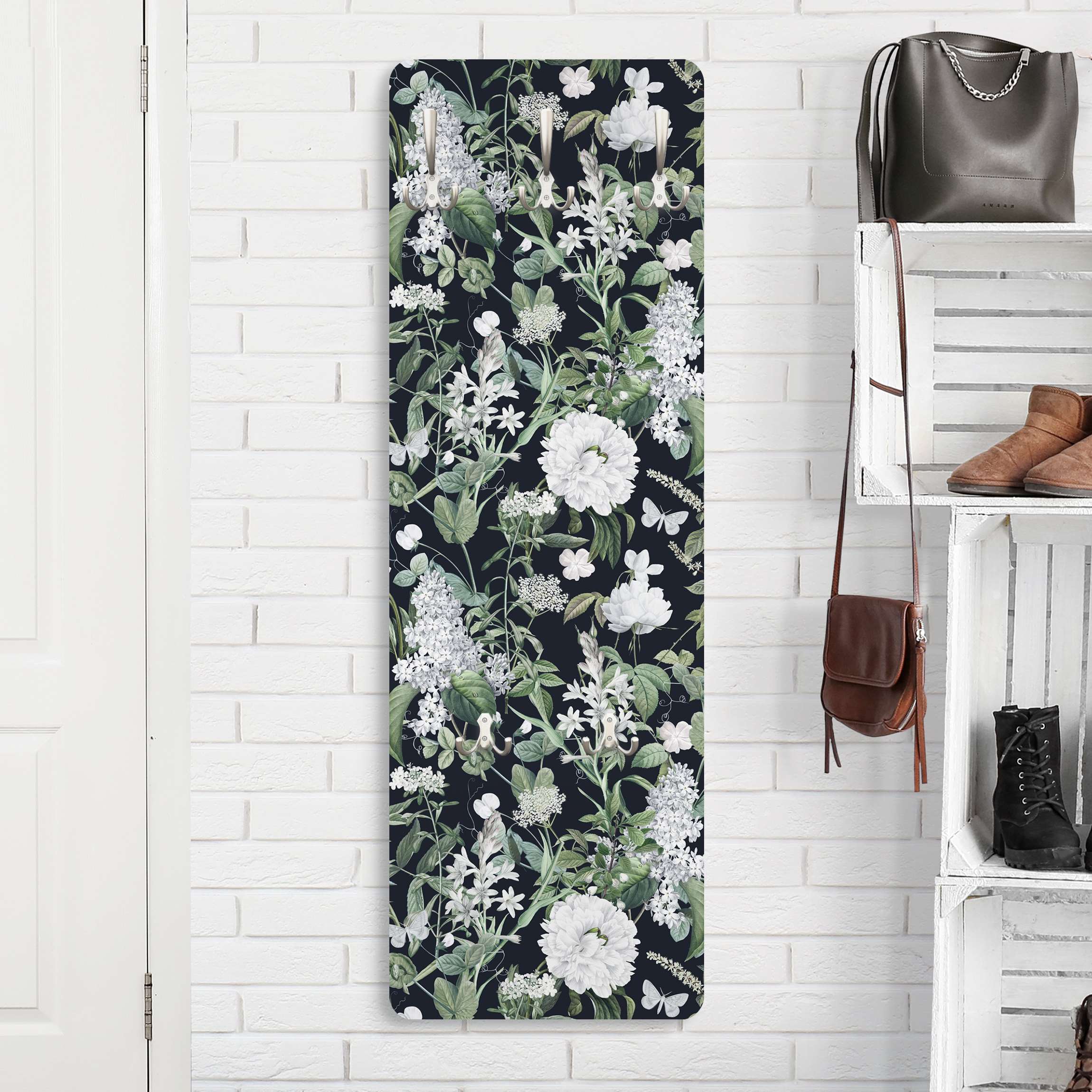 Wandgarderobe Weiße Blüten und Schmetterlinge auf Blau