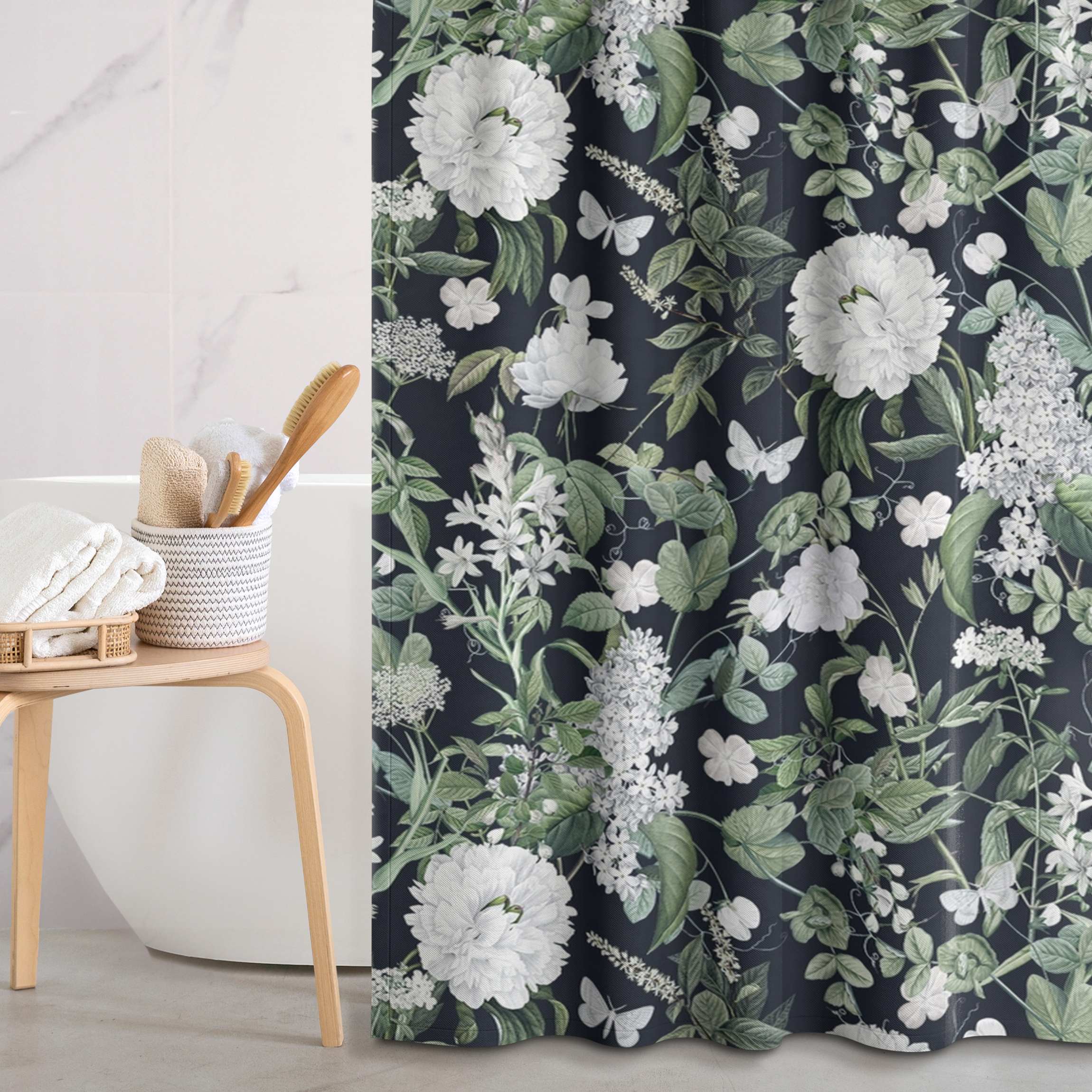 Duschvorhang Weiße Blüten und Schmetterlinge auf Blau