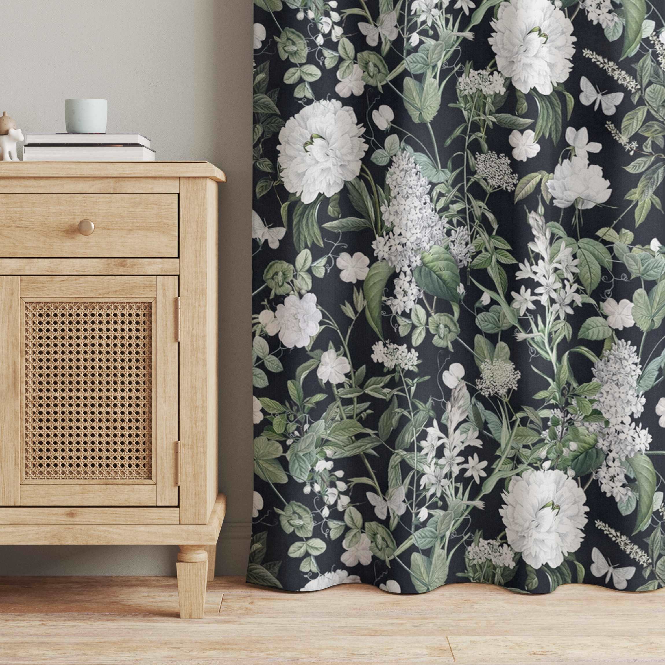 Vorhang Weiße Blüten und Schmetterlinge auf Blau