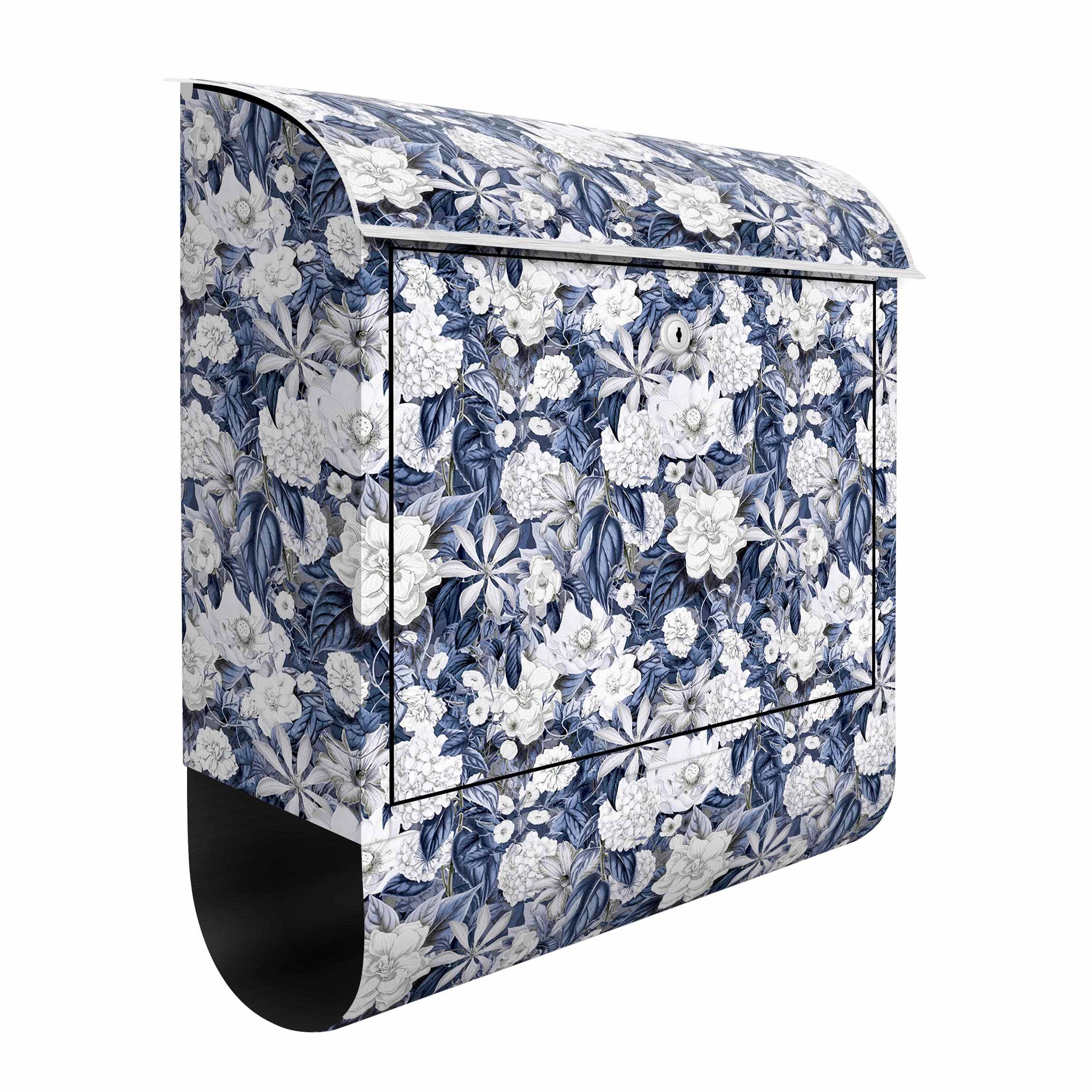 Briefkasten Weiße Blumen vor Blau