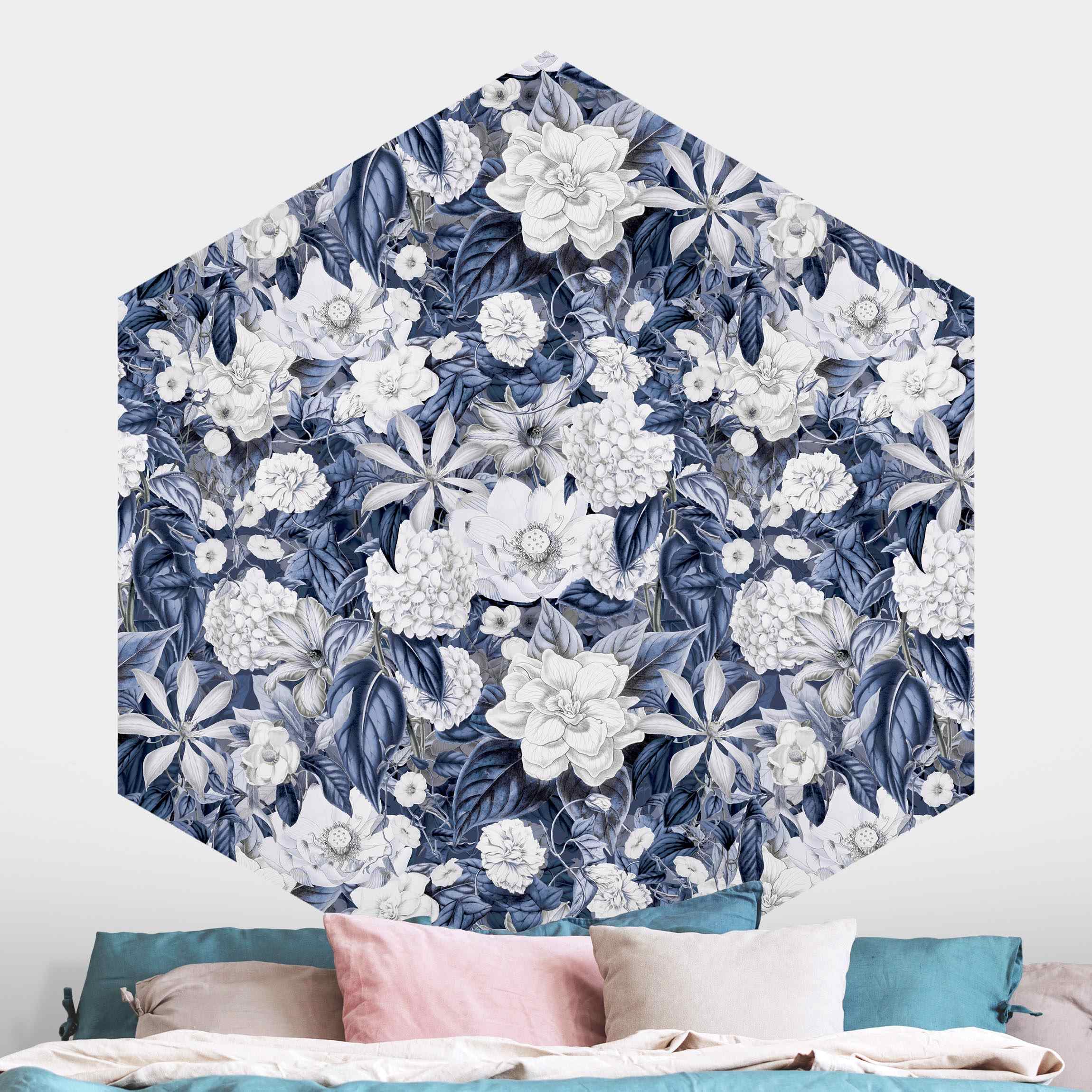 Hexagon Mustertapete Weiße Blumen vor Blau