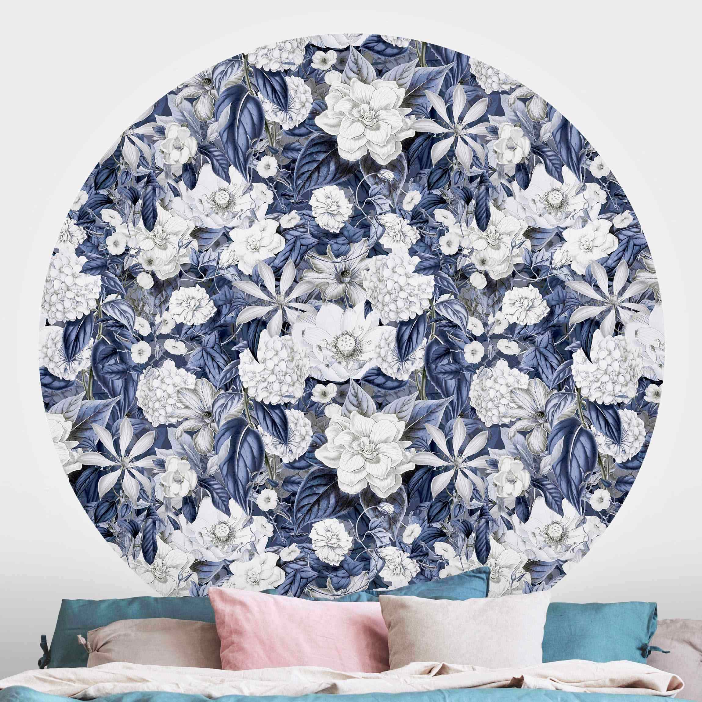 Runde Mustertapete Weiße Blumen vor Blau