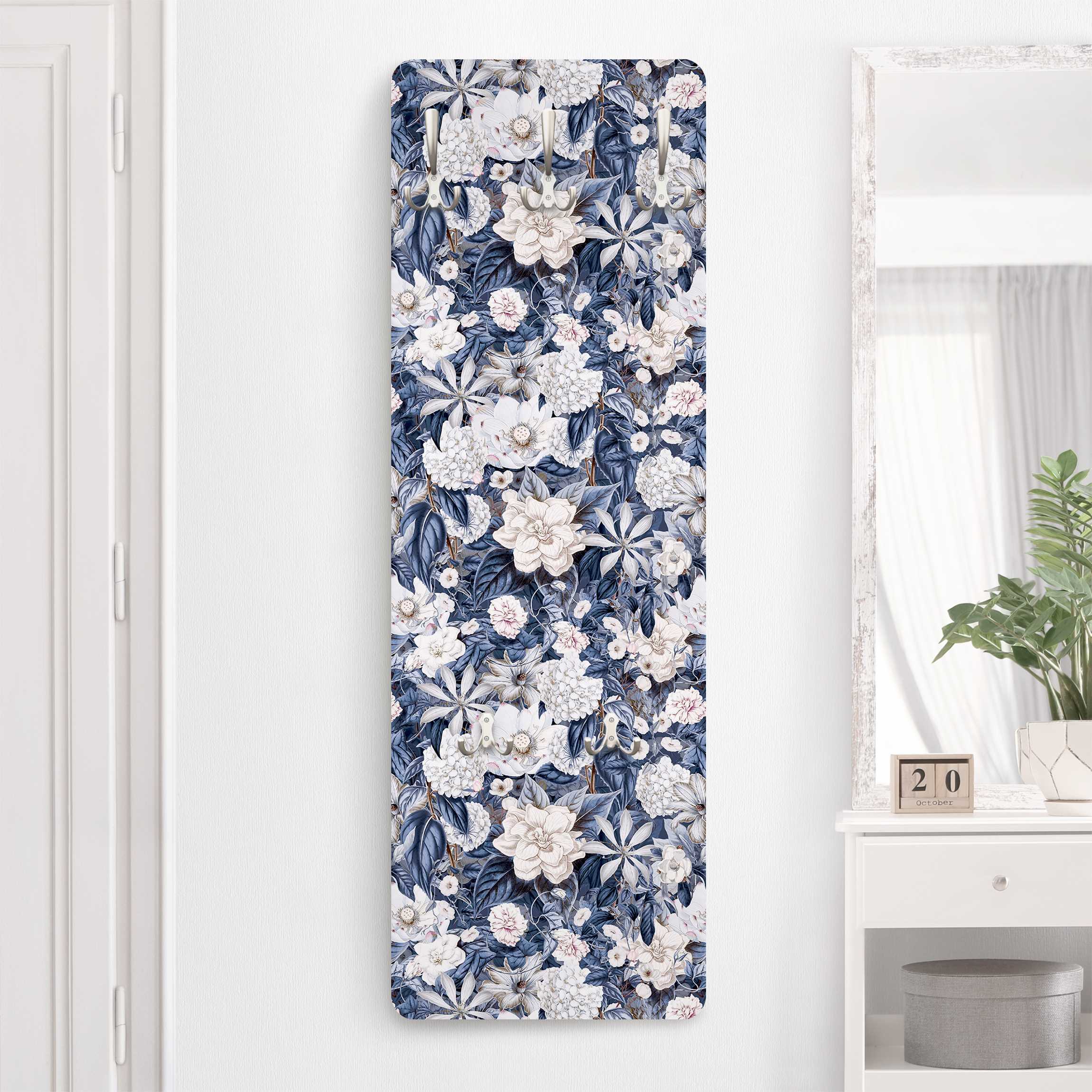 Wandgarderobe Holzpaneel Weiße Blumen vor Blau