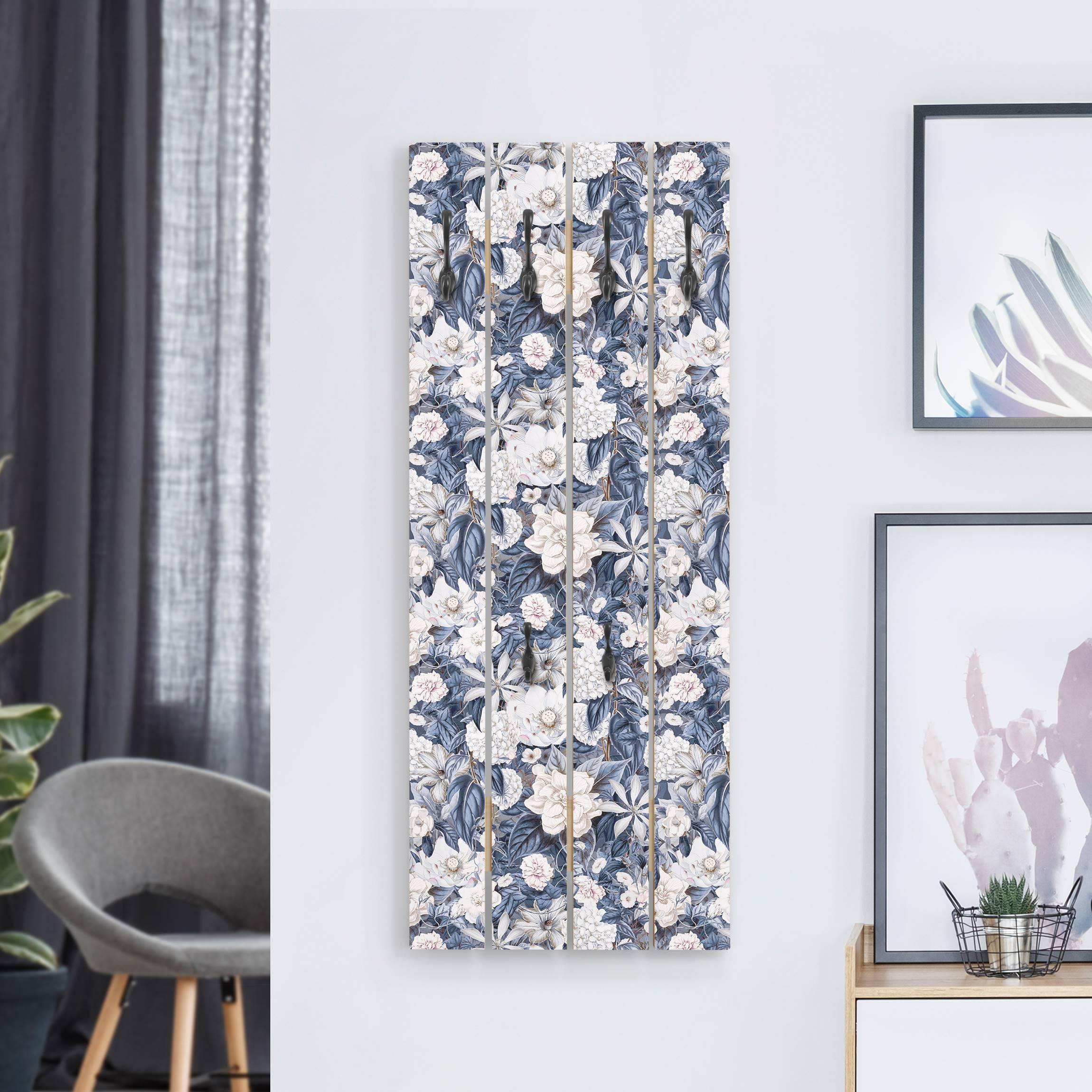 Wandgarderobe Weiße Blumen vor Blau