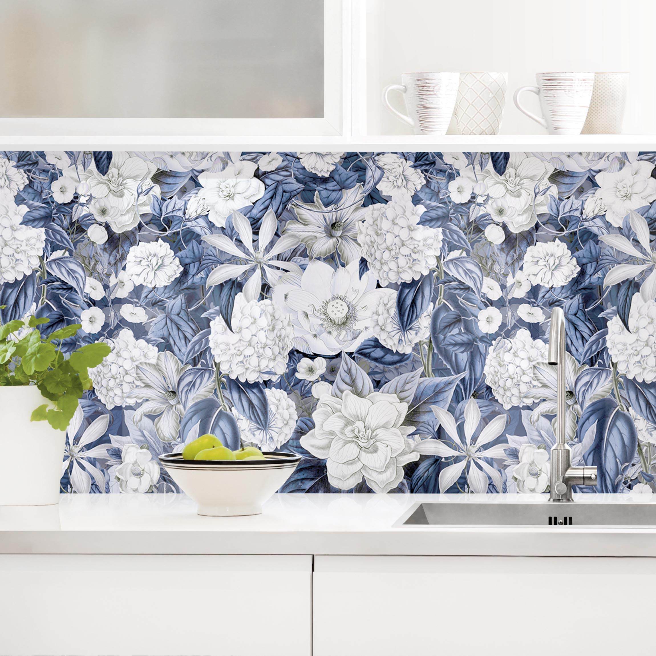 Küchenrückwand Weiße Blumen vor Blau