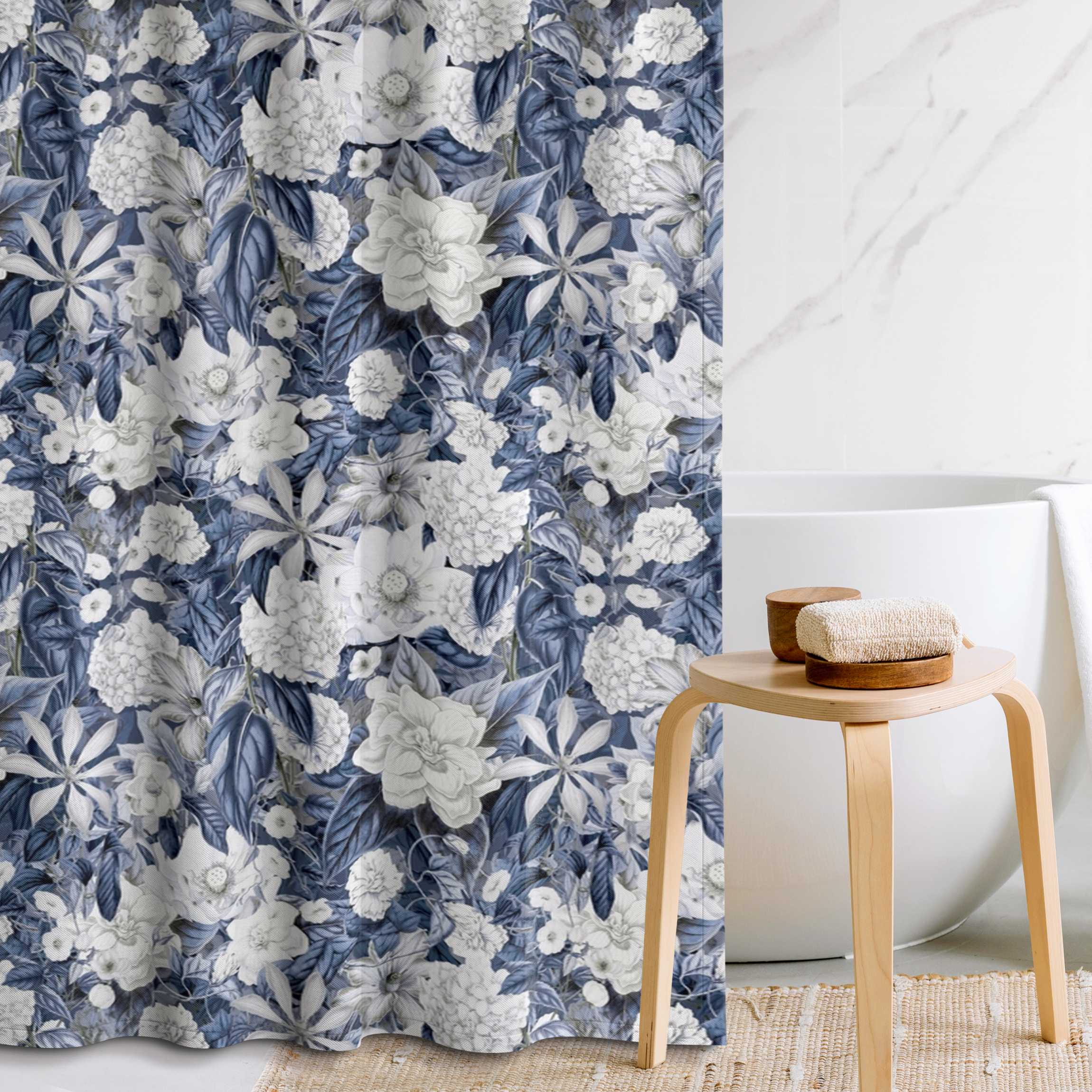 Duschvorhang Weiße Blumen vor Blau