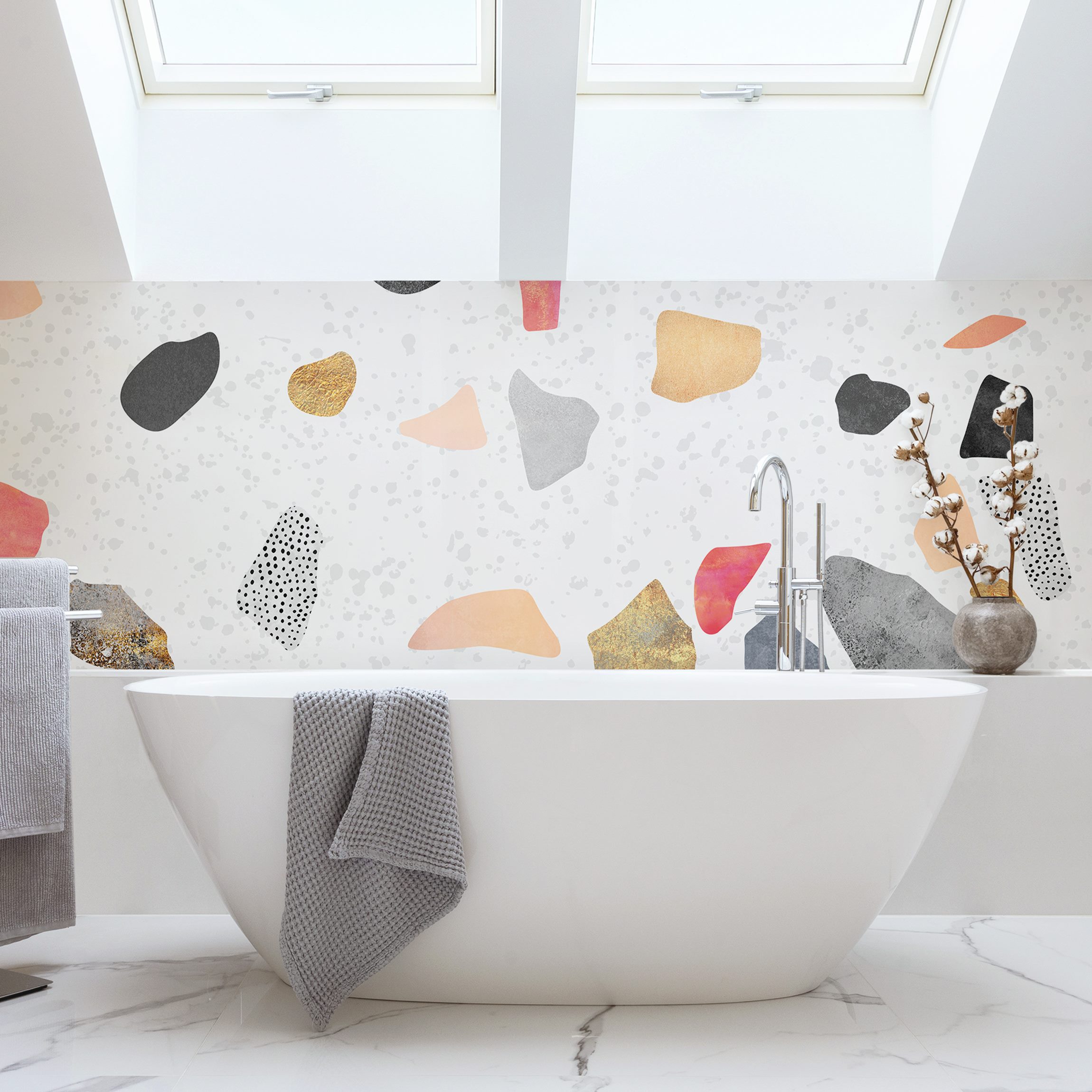 Wandverkleidung Bad Weißer Terrazzo mit Goldsteinchen