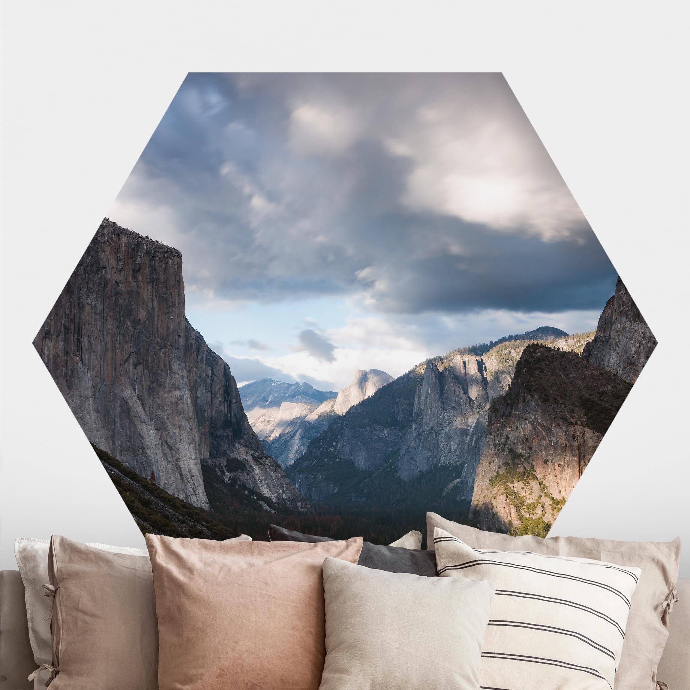 Hexagon Fototapete Wolken über Berglandschaft