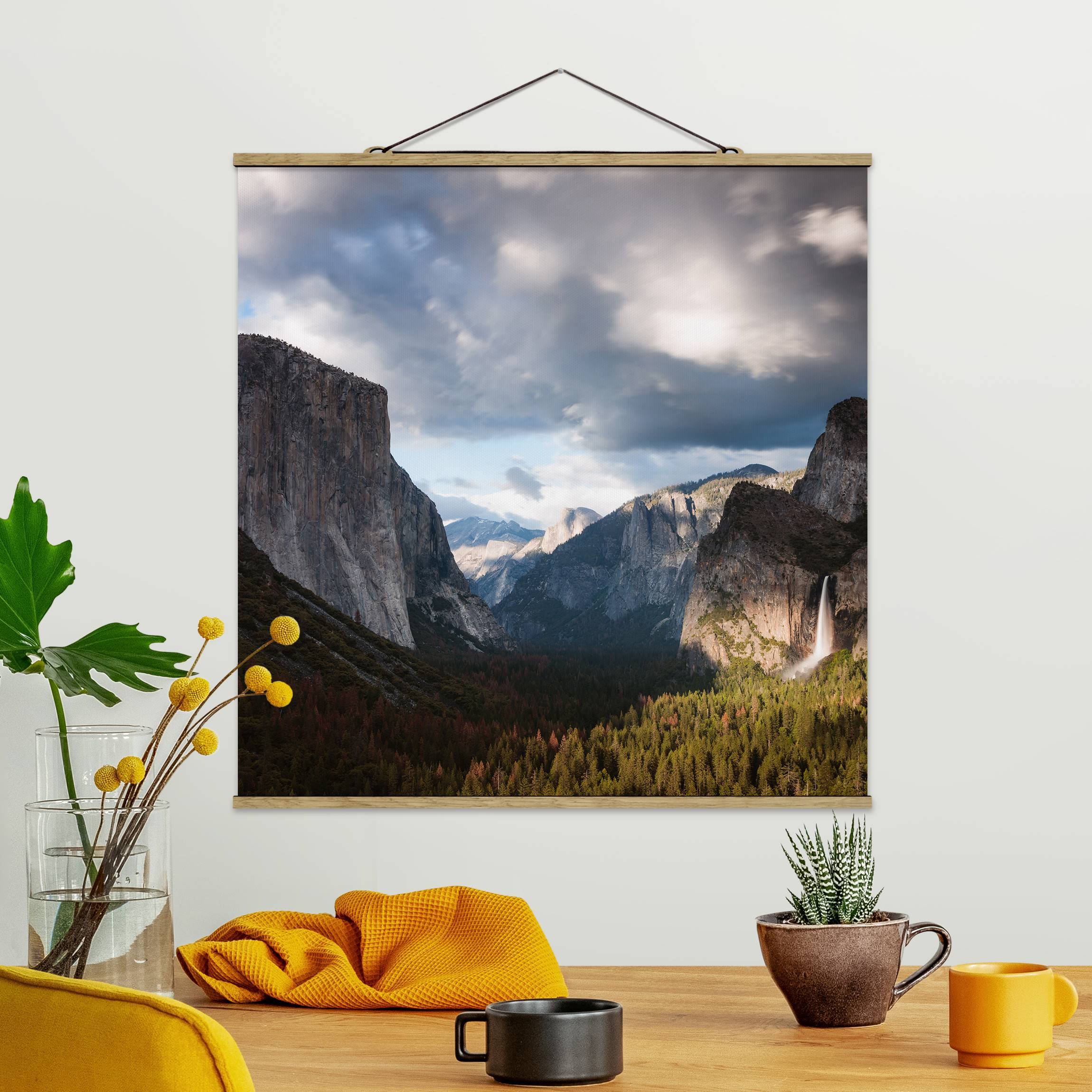 Stoffbild Wolken über Berglandschaft