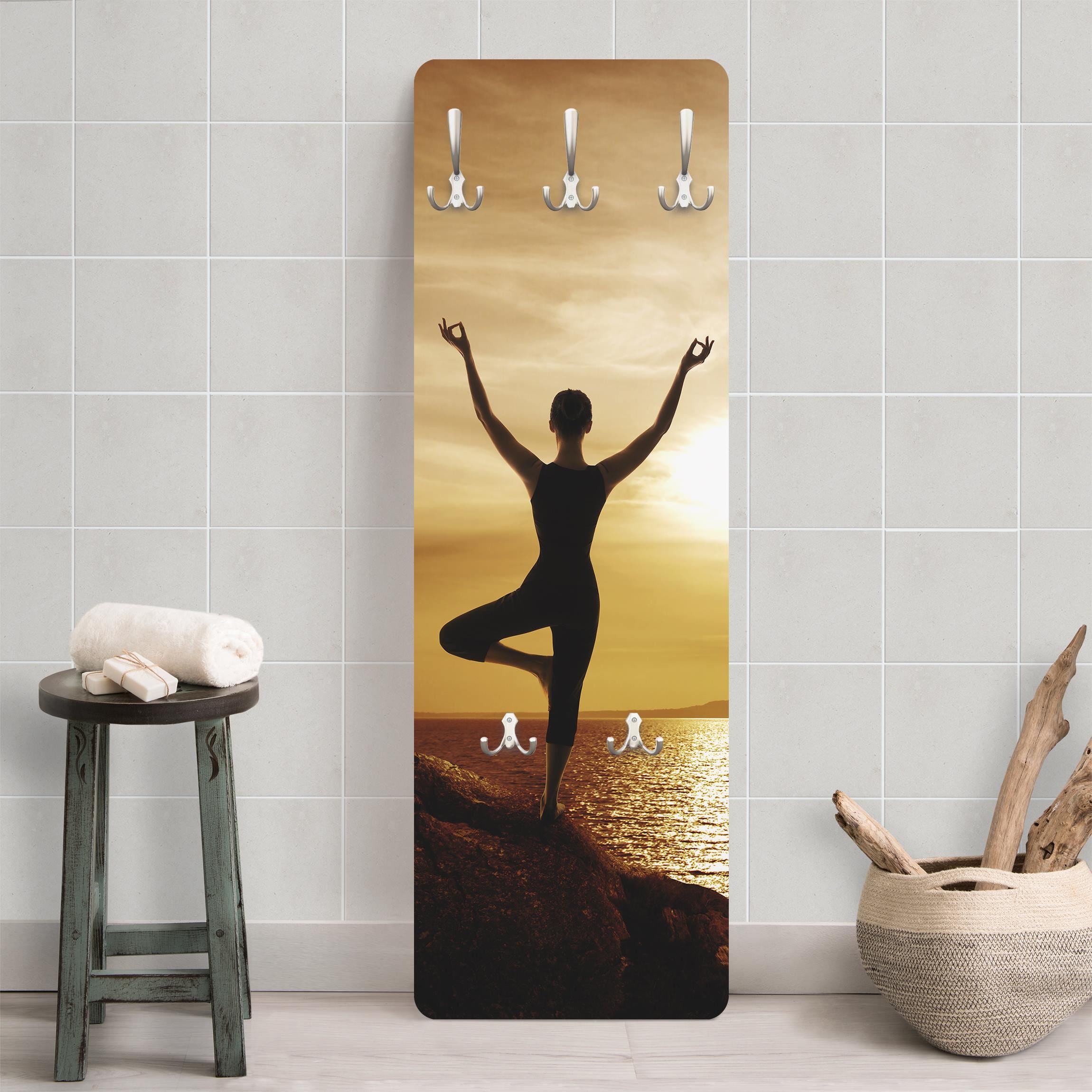 Wandgarderobe Holzpaneel Yoga